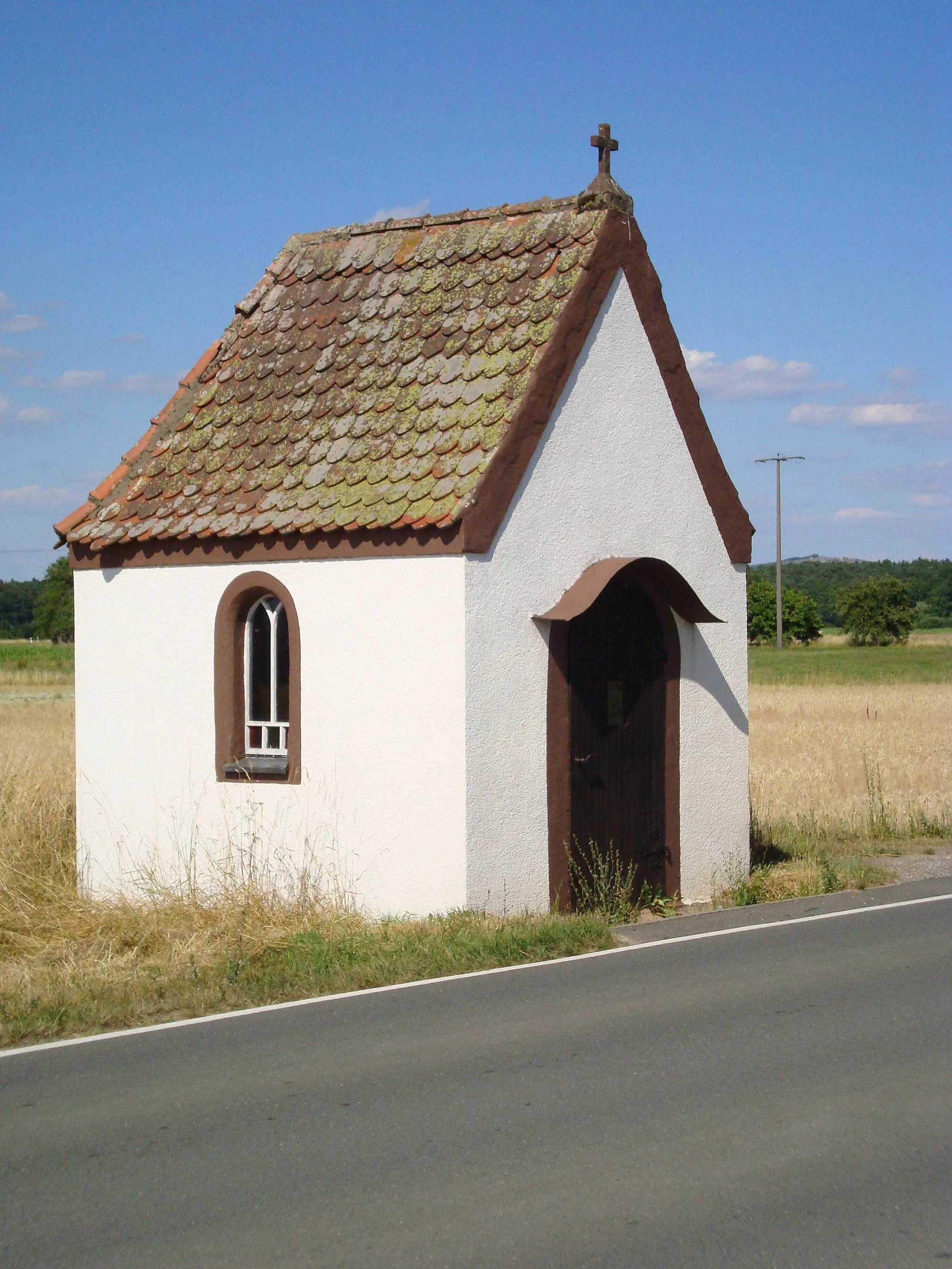 Photo showing: Kleine Kapelle in Kersbach; vermutlich das Baudenkmal D-4-74-126-351, westlich von Kersbach, am nördlichen Rand der der Bahnhofstraße