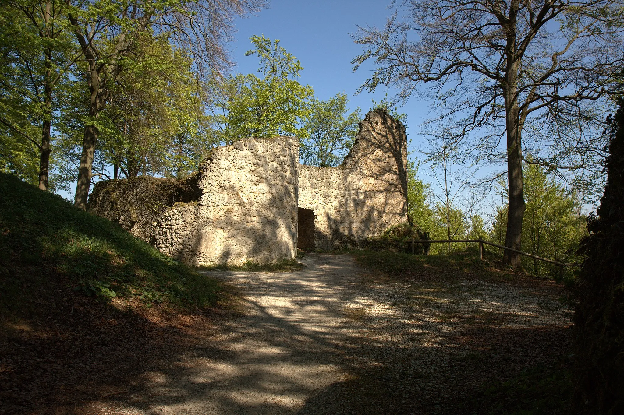 Photo showing: Burgruine Leienfels - Ansicht der Kernburg mit Zugang und einem flankierenden Rundturm