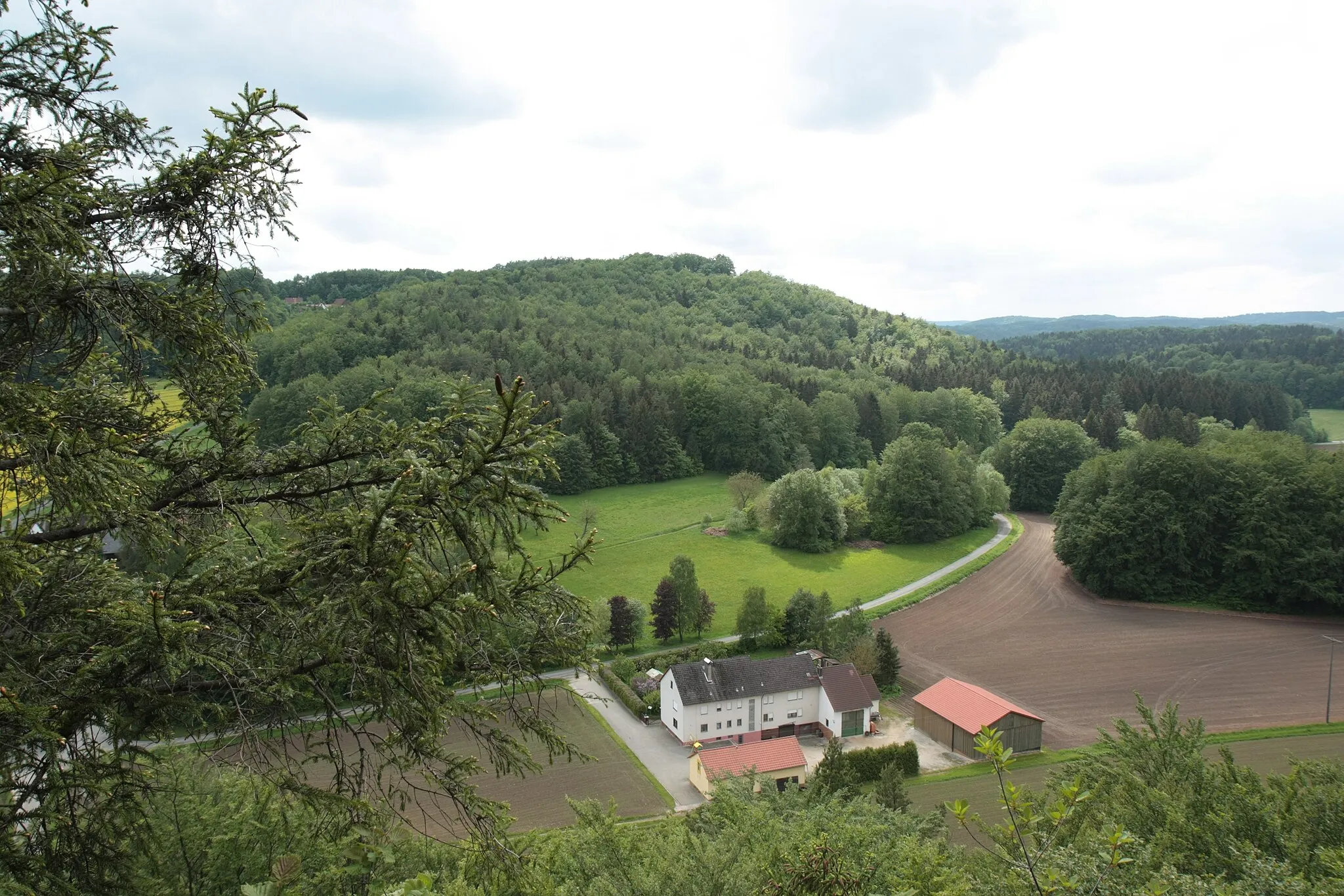 Photo showing: Der Schlossberg Leienfels über der Ortschaft Graisch aus nordöstlicher Richtung