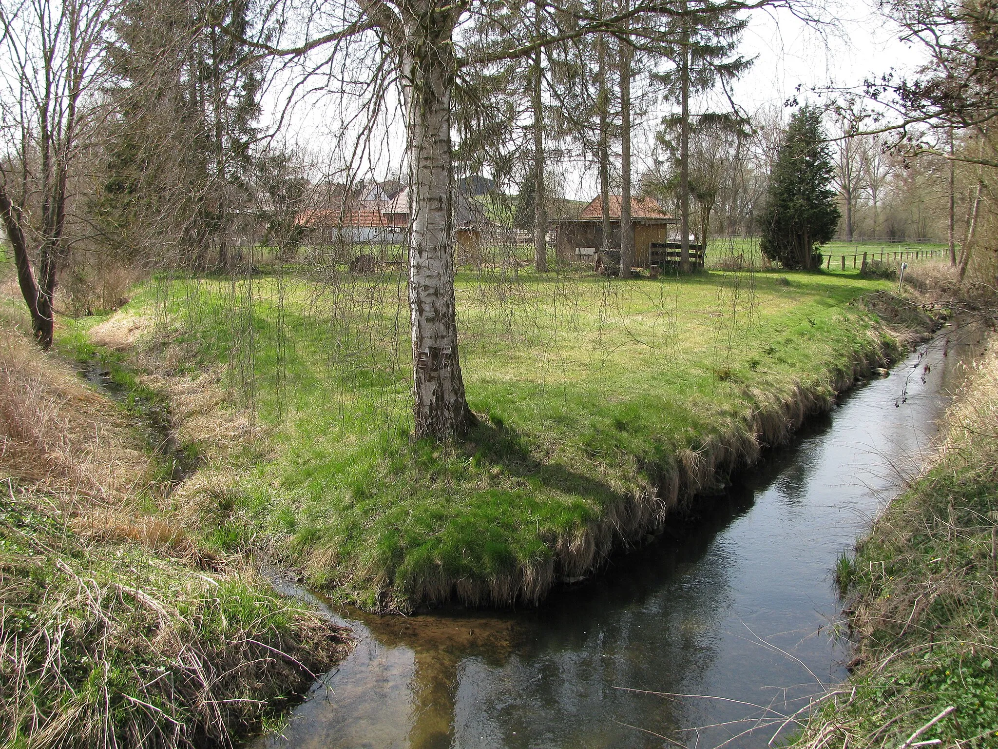 Photo showing: die Einmündung vom Mühlengraben von Rollshausen in die Suhle