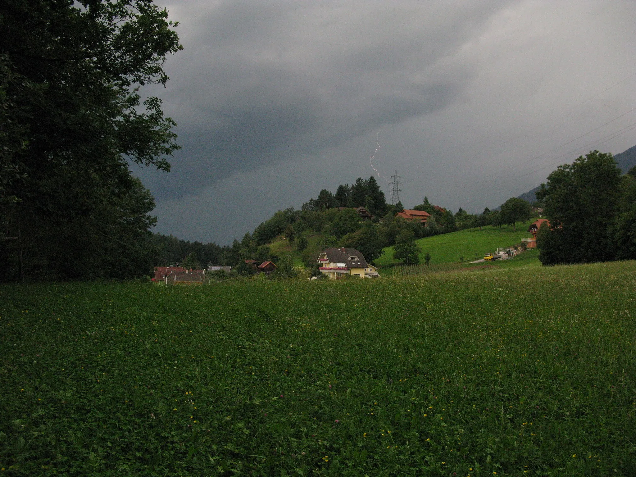 Photo showing: Thunderstorm over Görtschach, a dispersed settlement near lake Millstatt / Carinthia / Austria / EU. The lower district consists mainly of buildings dating from the 1950s and later.