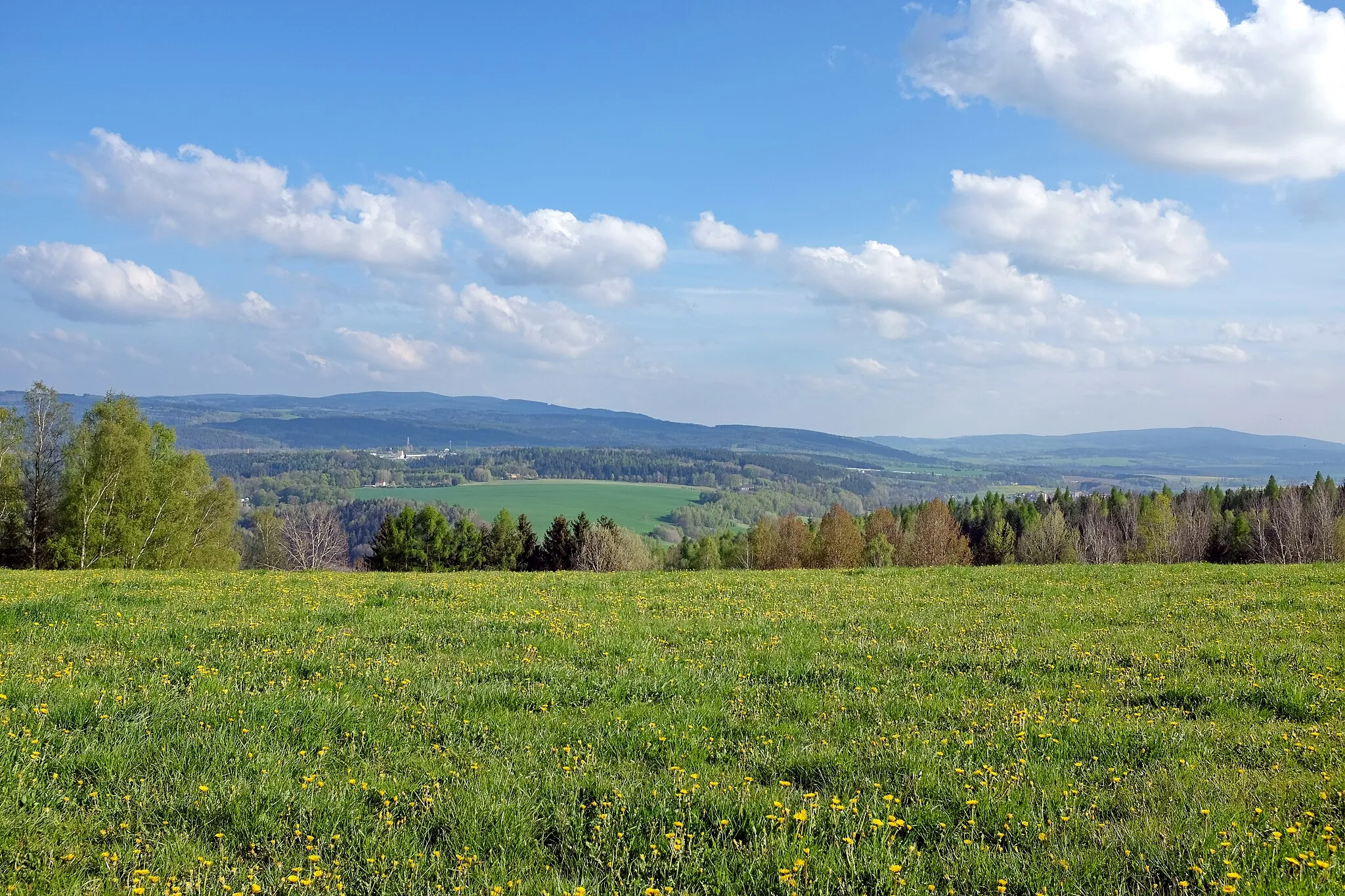 Photo showing: Pohled ze Zeleného vrchu, nejvyššího  vrcholu Sokolovské pánve, přes Sokolovskou pánev na Slavkovský les (vlevo) a Český les (vpravo), okres Sokolov