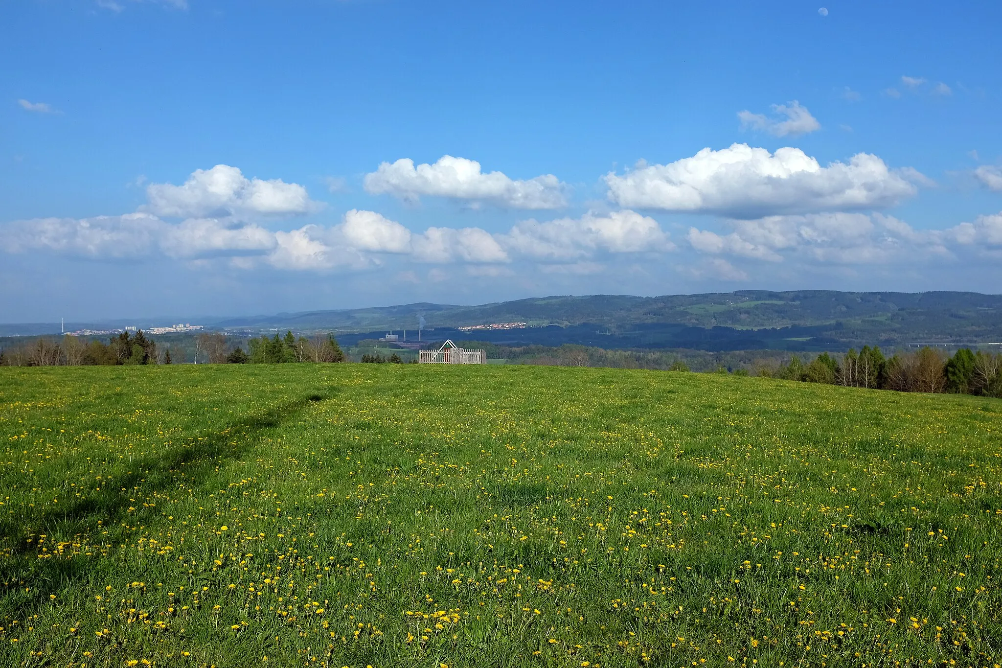 Photo showing: Pohled ze Zeleného vrchu, nejvyššího  vrcholu Sokolovské pánve, přes Sokolovskou pánev na Slavkovský les, okres Sokolov