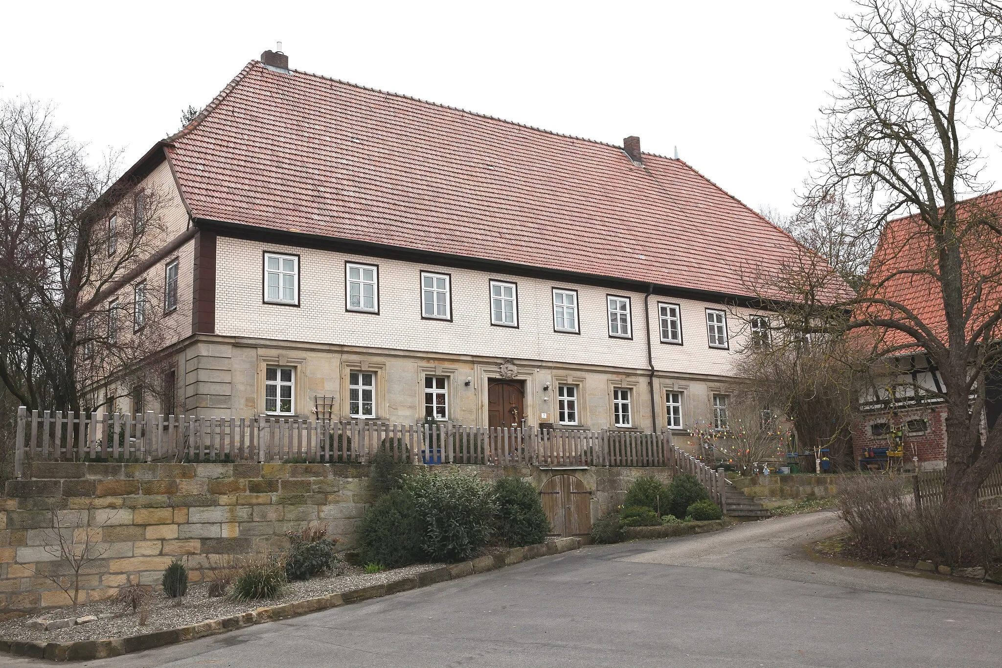 Photo showing: Ehemaliger Gasthof Zum Goldenen Lamm in Großheirath, Hauptstraße 3