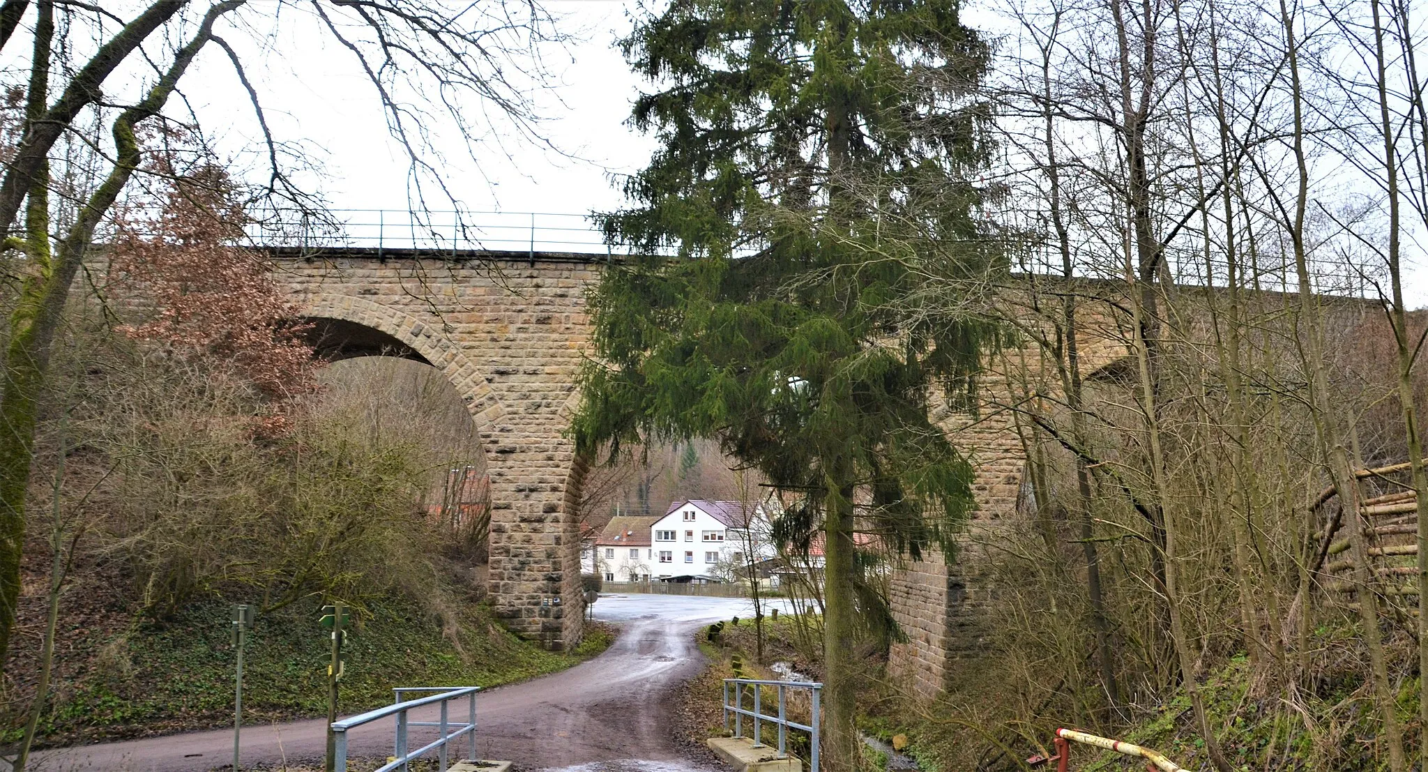 Photo showing: Viadukt der Bahnstrecke Saalfeld-Arnstadt in Paulinzella