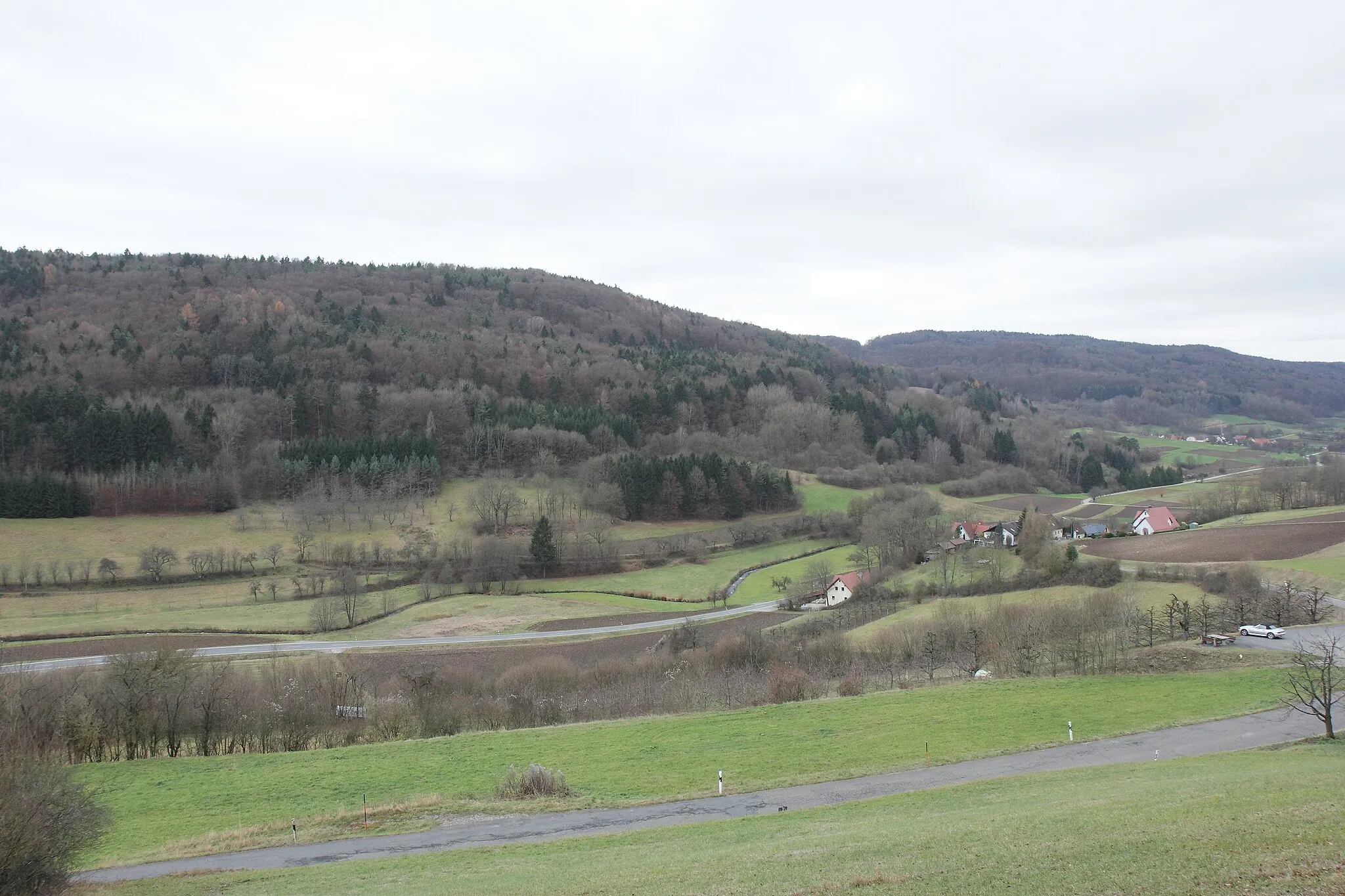 Photo showing: Burgstall Altes Schloss - Ansicht des Burgfelsens aus nordöstlicher Richtung über das Trubachtal hinweg