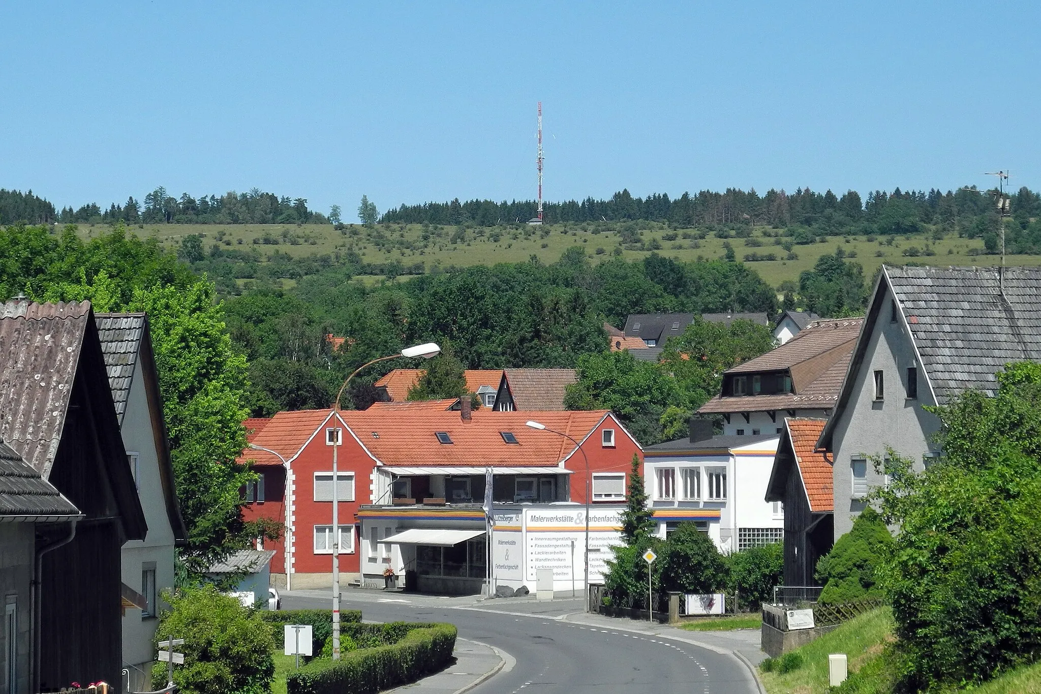Photo showing: Gemeinde Lautertal – Blick von Oberlauter zum NSG Lauterberg mit Sendemast