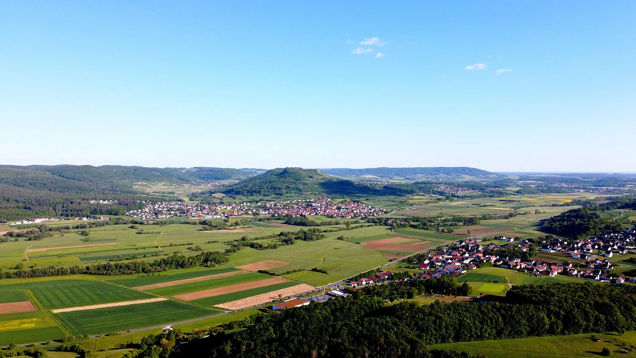 Photo showing: Luftbild der Ehrenbürg und des Wiesenttales (Mai 2021)