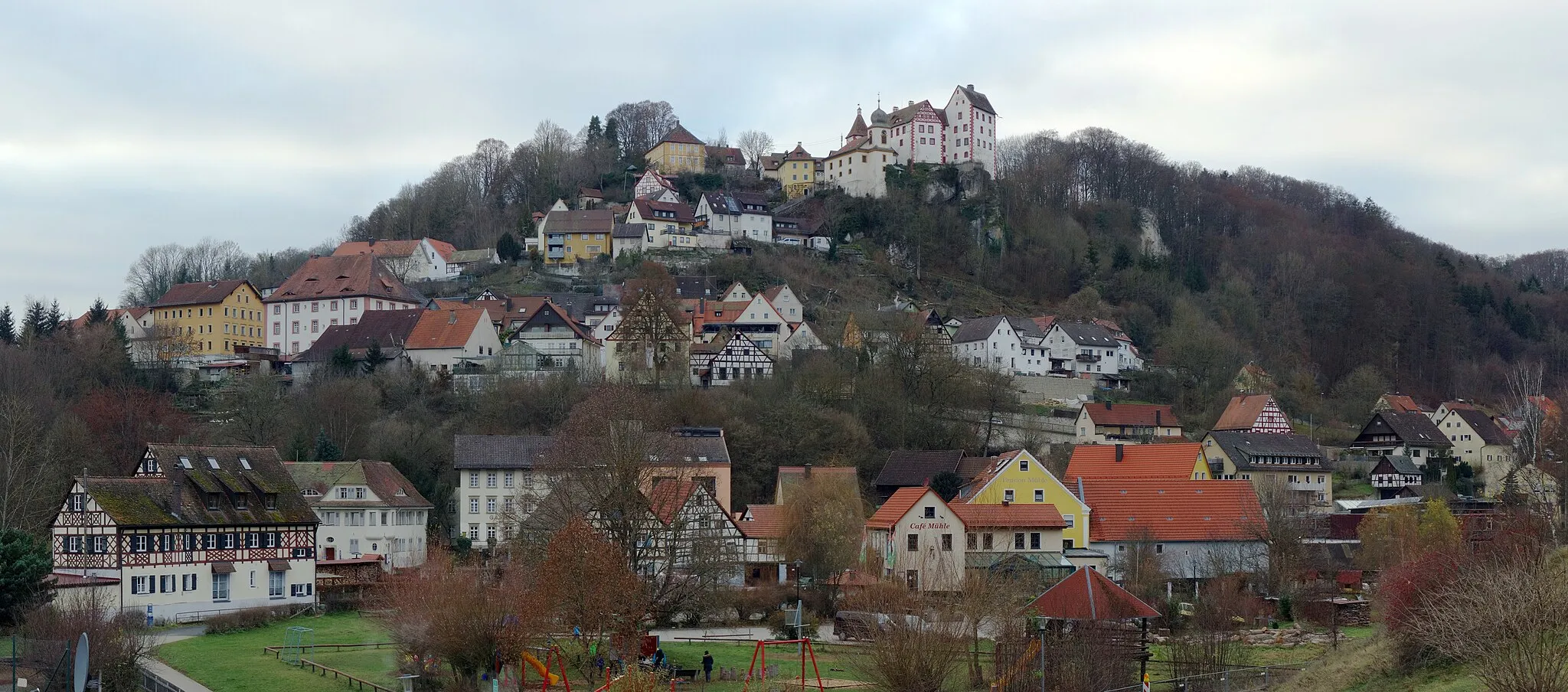 Photo showing: A panorama of Egloffstein, a town in northern Bavaria, with Egloffstein Castle
