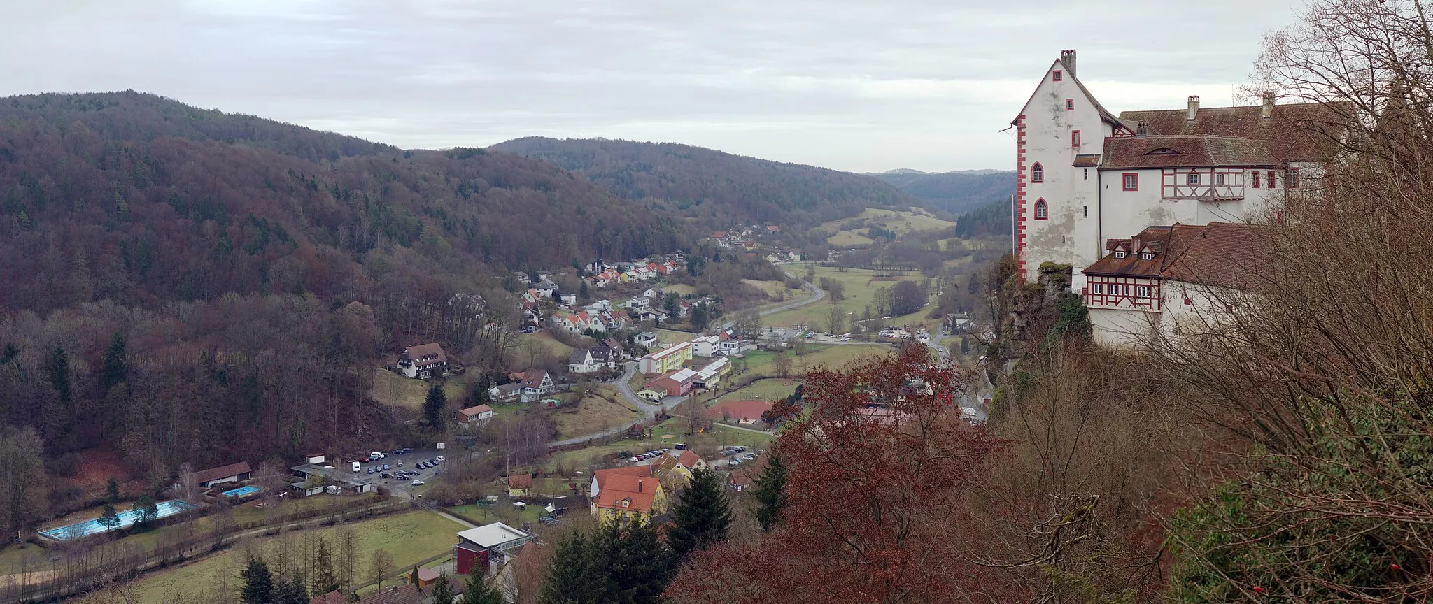 Photo showing: A panorama of of the eastern part of Egloffstein, a town in northern Bavaria, and of Egloffstein Castle, as seen from the viewpoint Wilhelmsfelsen. In the background, the village of Hammerbühl can be seen.