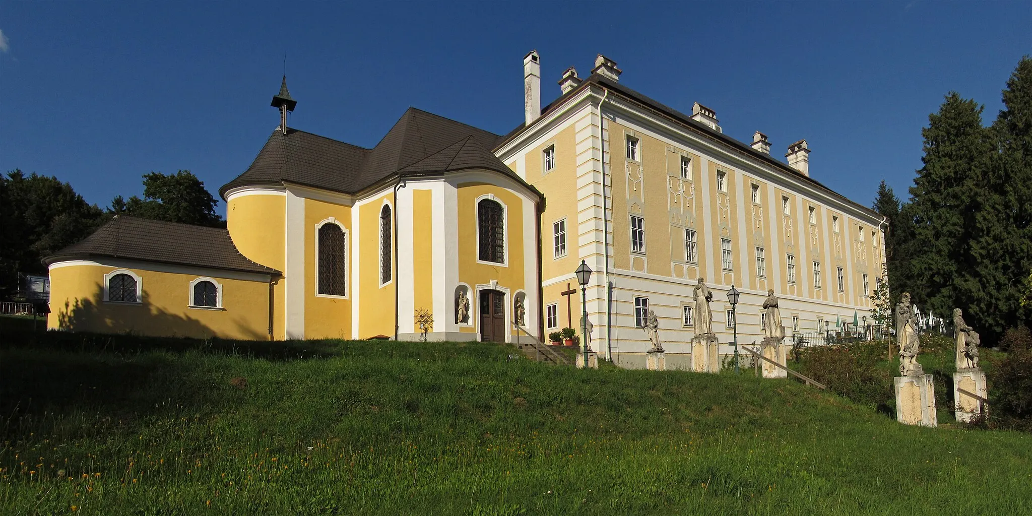 Photo showing: Das Schloss Rosenau ist ein Renaissancebau, der nach einem einheitlichen Plan barockisiert und erweitert wurde. Heute beherbergt es ein Freimaurermuseum. Die barocke Pfarrkirche von Schloss Rosenau wurde 1739 geweiht und 1767–1768 fertiggestellt. Sie grenzt direkt an das Schloss an.