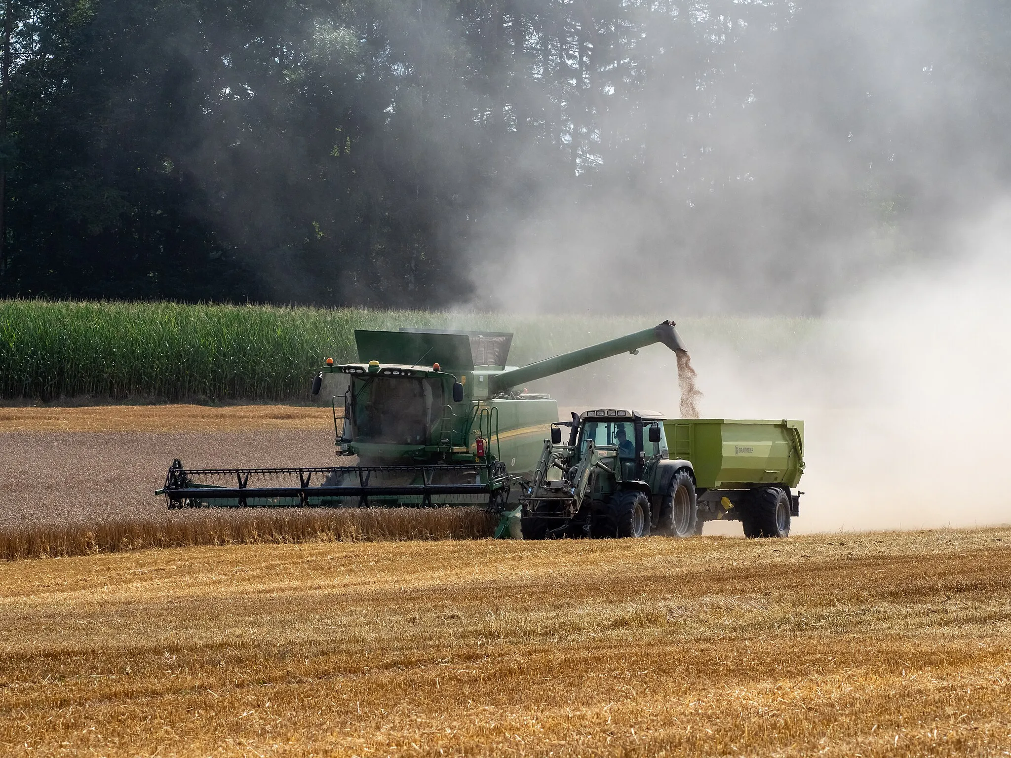 Photo showing: Combine harvester during grain harvest in Franconian Switzerland