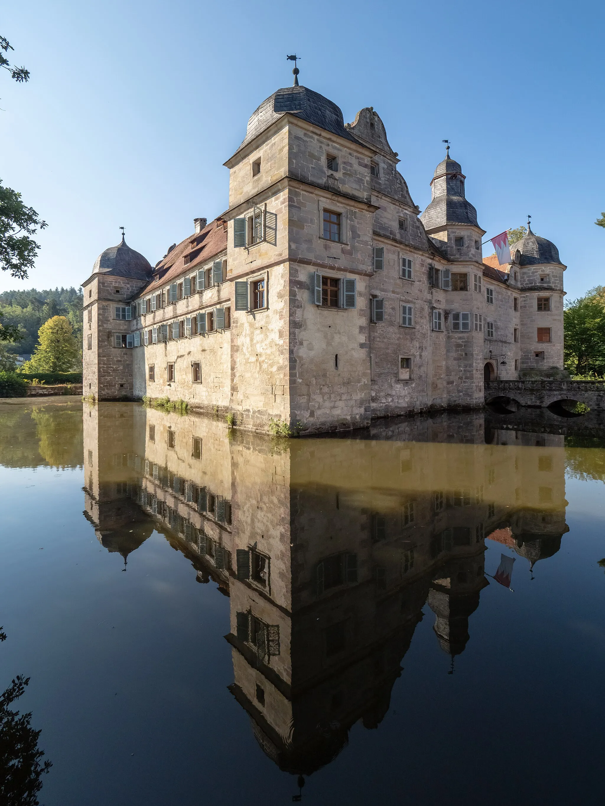 Photo showing: Mitwitz moated castle, north-west side.