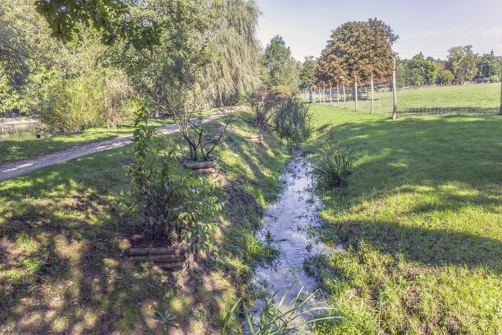 Photo showing: Der Tambach zwischen Fischteich und Elchgehege im Wildpark Schloss Tambach