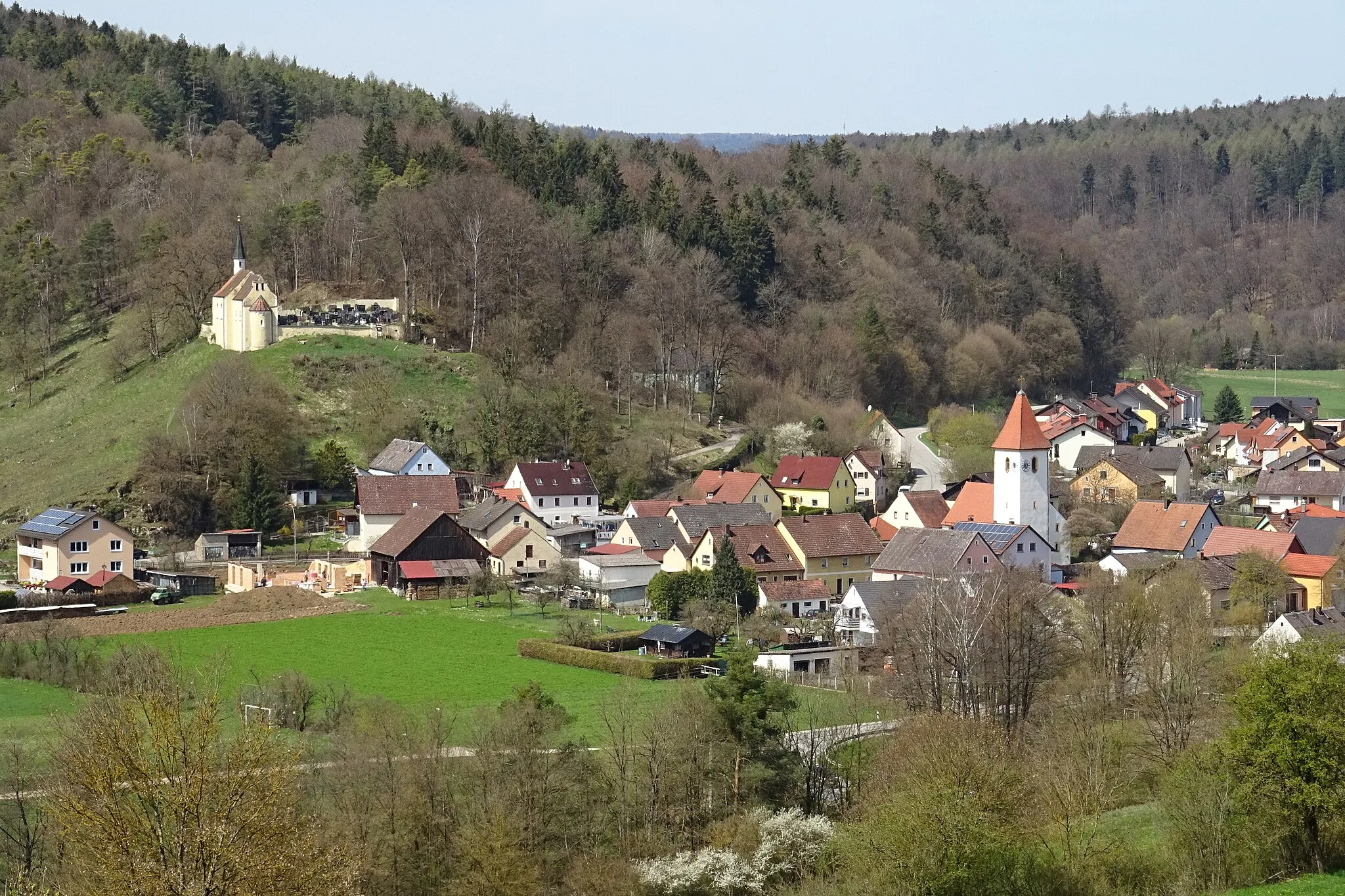 Photo showing: Rohrbach mit Friedhofskapelle