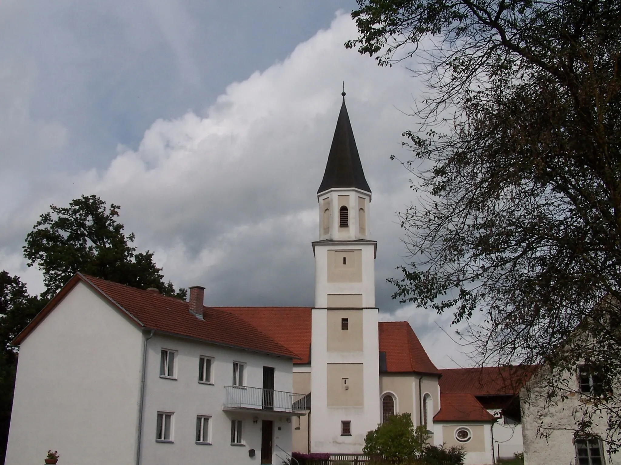 Photo showing: Rottenburg an der Laaber. Niederhatzkofen, Sankt-Margareta-Gasse 1. Filialkirche St. Margareta. Chor im Kern spätgotisch, Langhaus 1. Hälfte 18. Jahrhundert; mit Ausstattung.