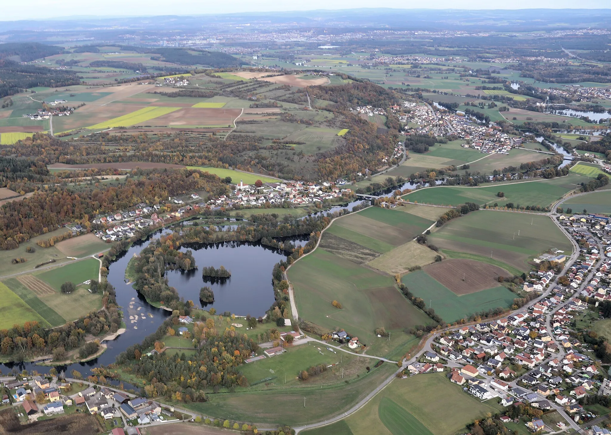 Photo showing: Saltendorf an der Naab (rechts), Fluss Naab, Premberg (links), Kuntsdorf (unterer Bildrand links); Teublitz, Landkreis Schwandorf, Oberpfalz, Bayern