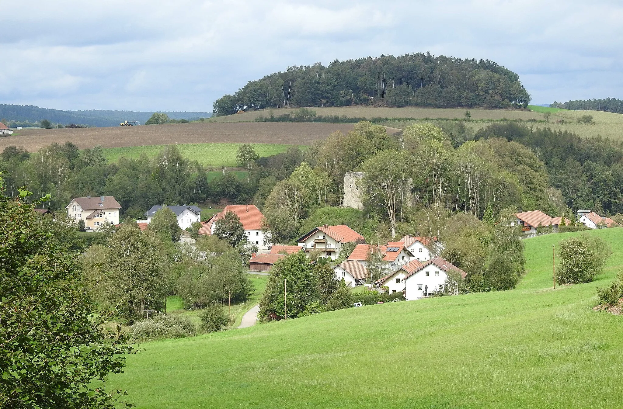 Photo showing: Neuhaus mit seiner Burgruine, Schorndorf