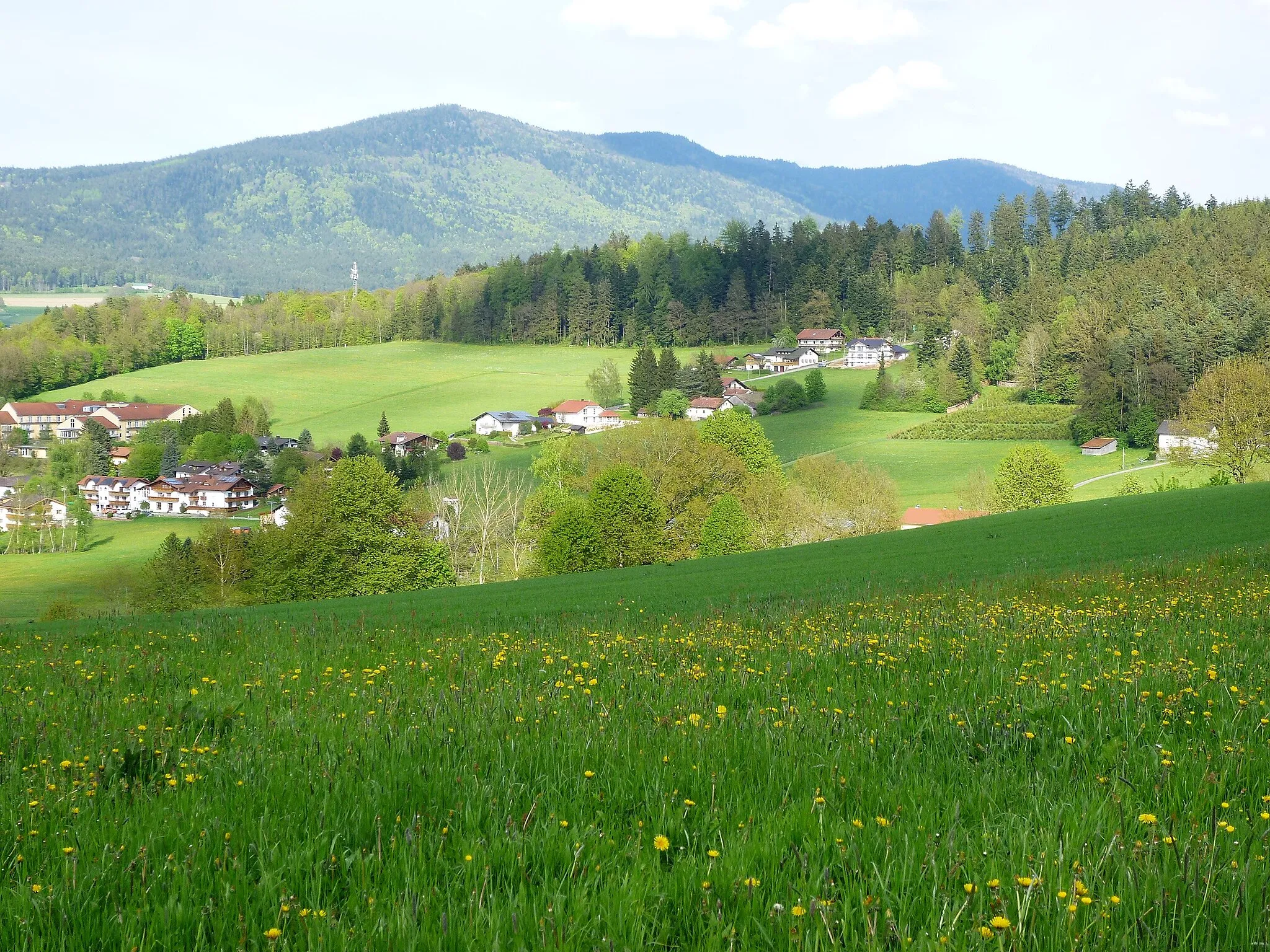 Photo showing: Kreuzfelsen und Kaitersberg von der Wallfahrtskirche "Weißenregen" bei Bad Kötzing gesehen.