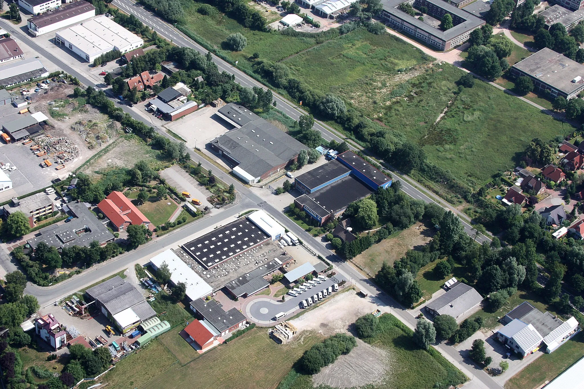 Photo showing: Luftaufnahme; Flug von  Leer nach Emden; Flughöhe 1500 ft; Juli 2010; Originalfoto bearbeitet: Tonwertkorrektur und Bild geschärft mit Hochpassfilter