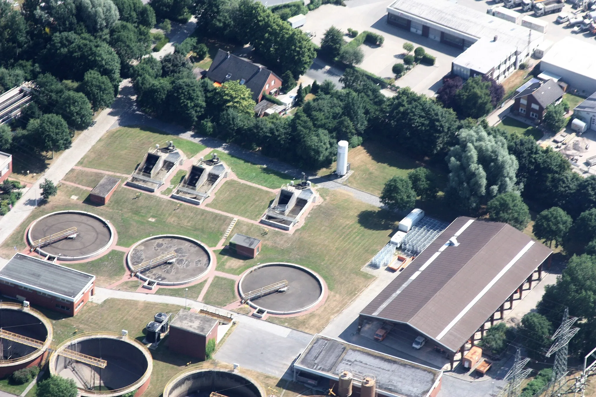 Photo showing: Luftaufnahme; Flug von  Leer nach Emden; Flughöhe 1500 ft; Juli 2010; Originalfoto bearbeitet: Tonwertkorrektur und Bild geschärft mit Hochpassfilter