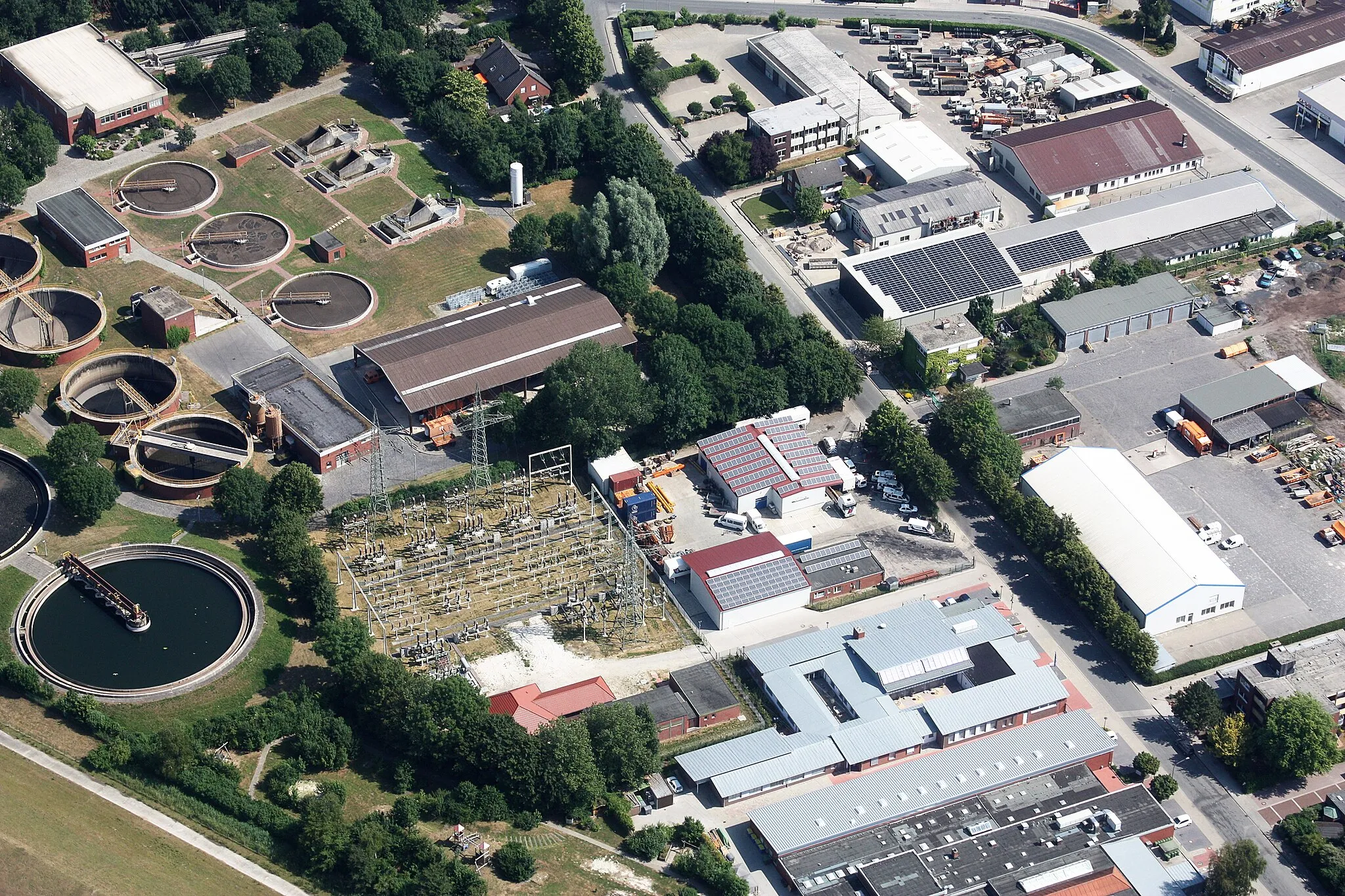 Photo showing: Luftaufnahme; Flug von  Leer nach Emden; Flughöhe 1500 ft; Juli 2010; Originalfoto bearbeitet: Tonwertkorrektur und Bild geschärft mit Hochpassfilter