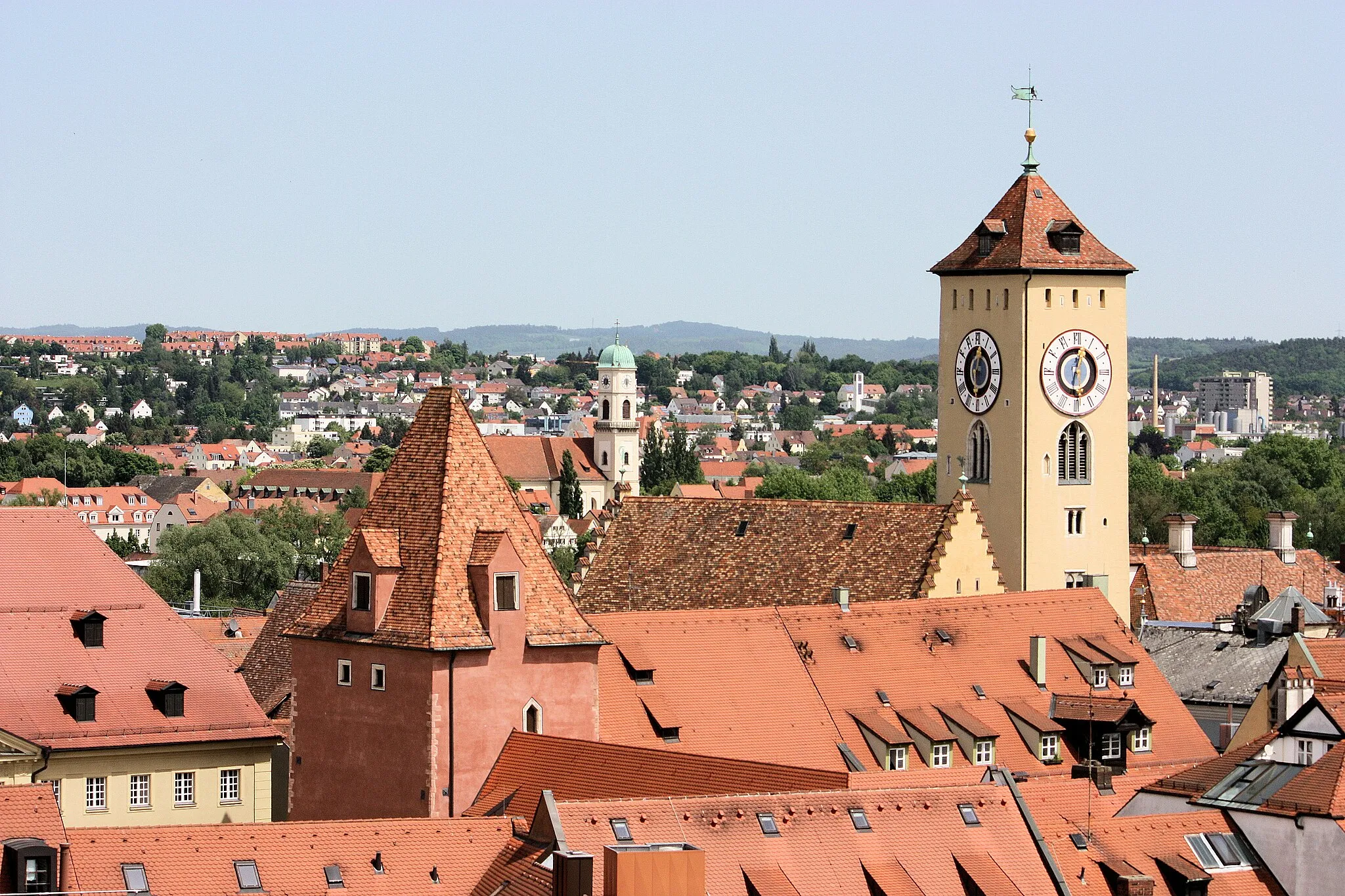 Photo showing: Regensburg, view from the tower of the Holy Triniy church to the tower of the old town hall and to the Saint Magnus church