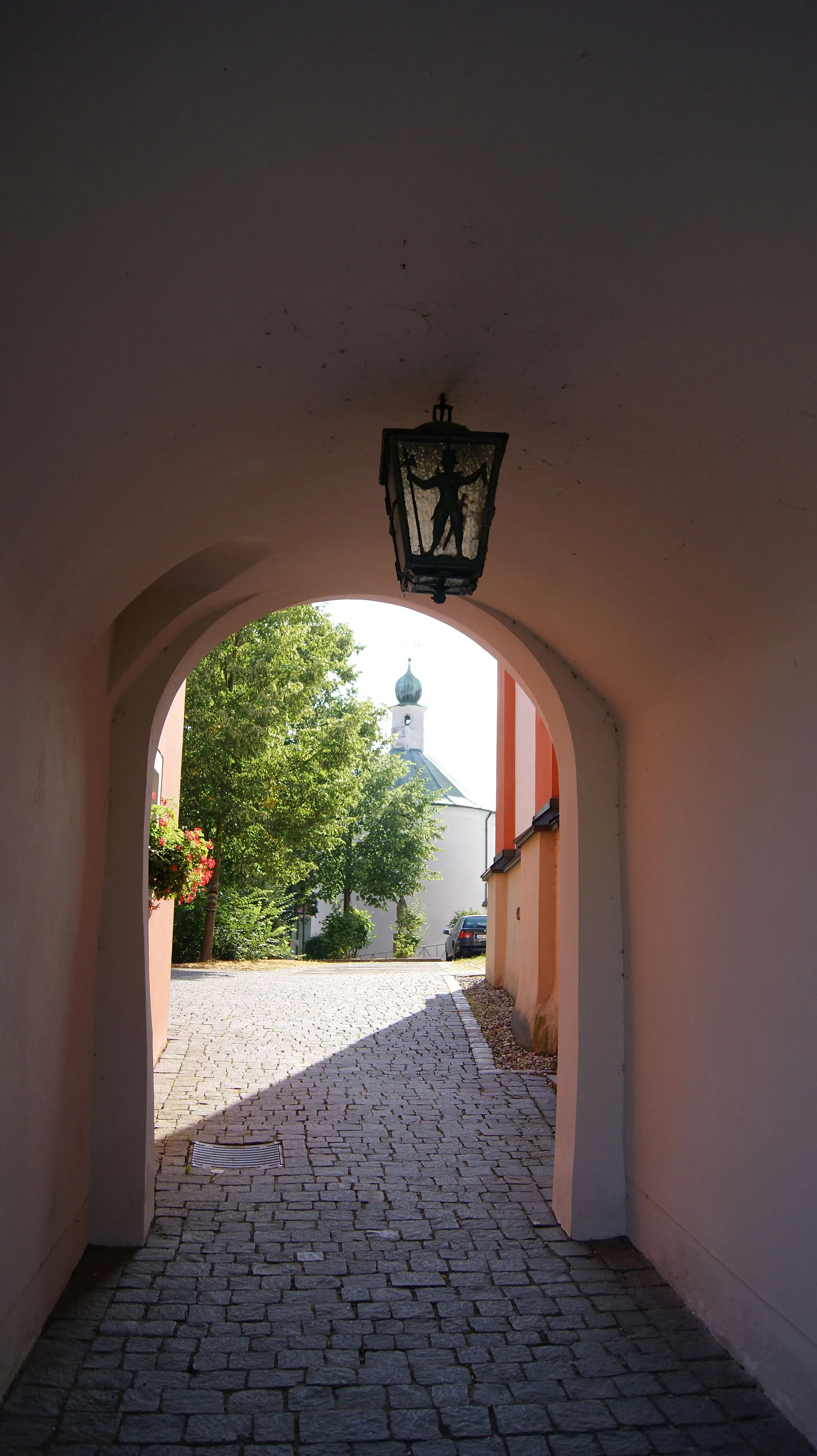 Photo showing: City Roding in the administrative district of Cham in Bavaria. View through the old town hall and overlooking the Josephi- and Anna's Chapel.