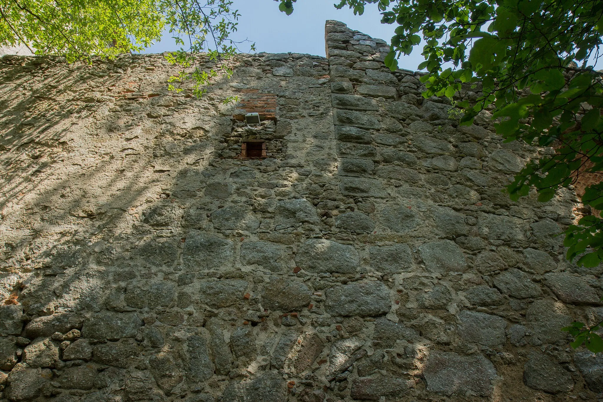 Photo showing: Baufuge am westseitigen Mauerwerk zwischen dem Burghof und dem mittleren Wohntrakt