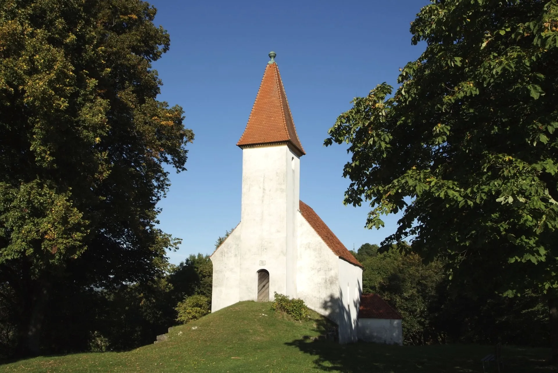 Photo showing: Dies ist die Simultankirche St. Joseph bei Niederärndt (Edelsfeld) im Landkreis Amberg-Sulzbach (Bayern). Sie ist eine der 19 Simultankirchen im Freistaat Bayern, die von verschiedenen Konfessionen genutzt werden.