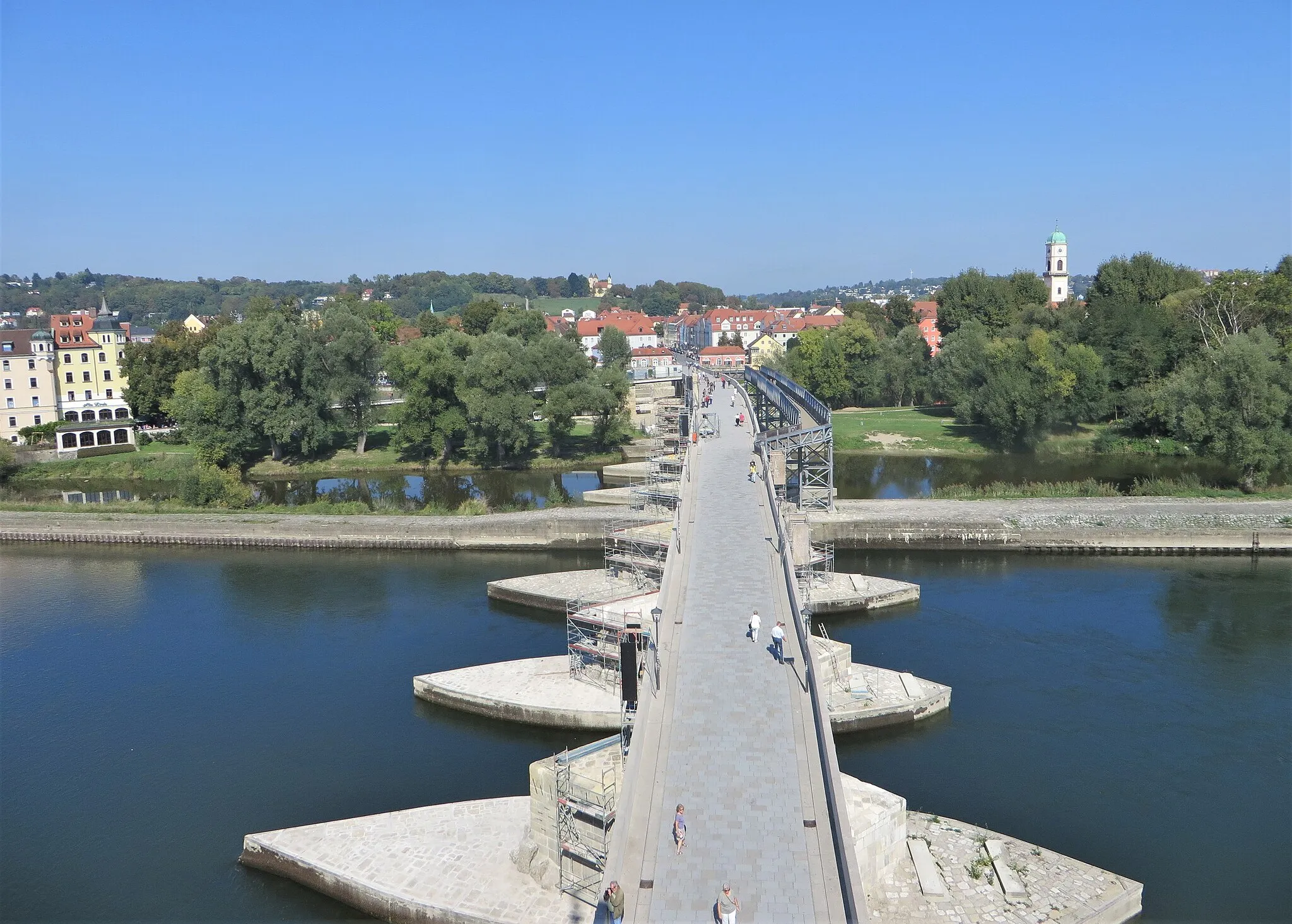 Photo showing: Blick vom Brückturm auf die Steinerne Brücke über die Donau in Regensburg kurz vor Ende der Sanierung . Im Hintergrund der Umgehungssteg der Baustelle und der Ortsteil Stadtamhof.