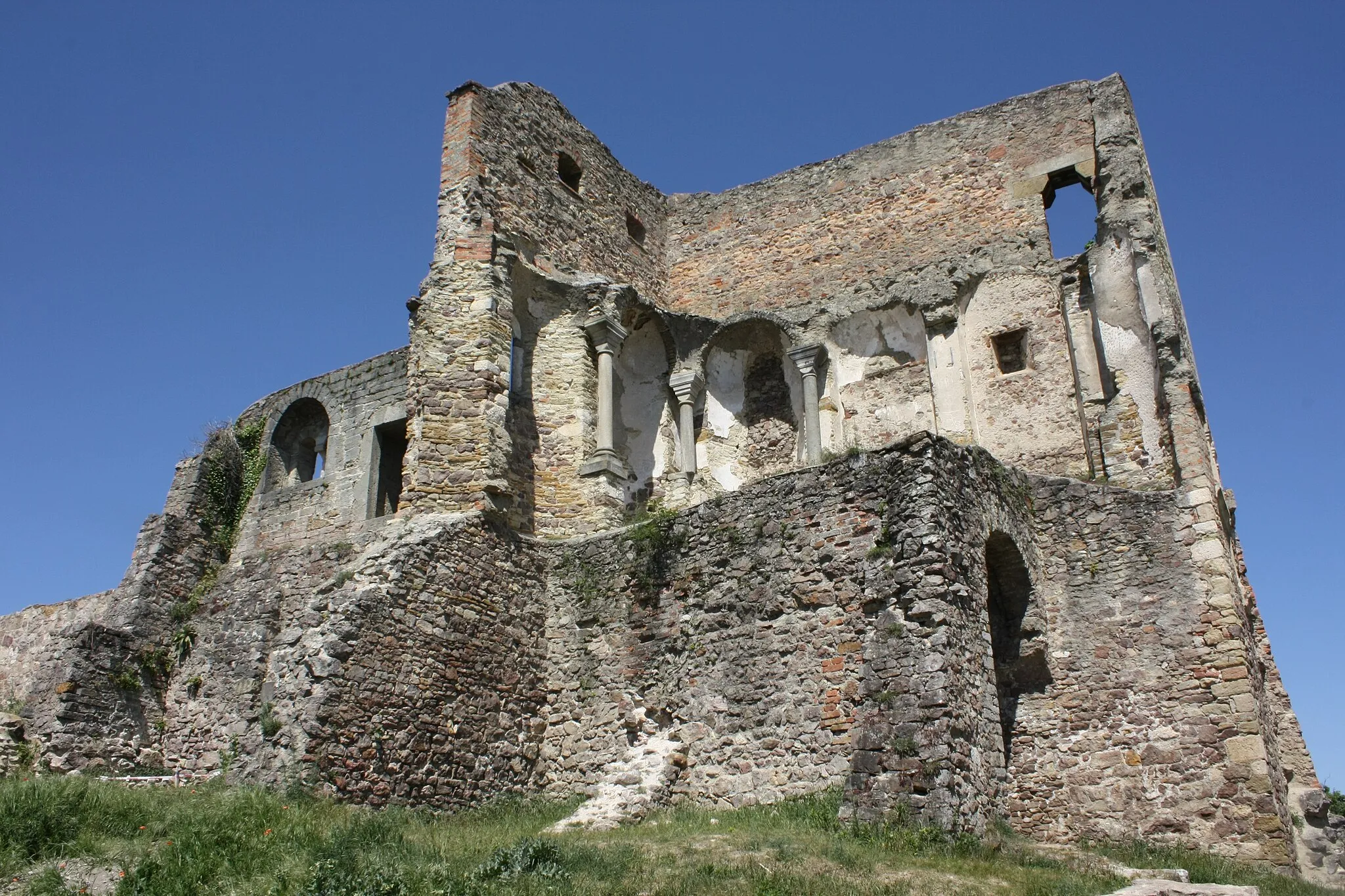 Photo showing: The castle ruins at Donaustauf.