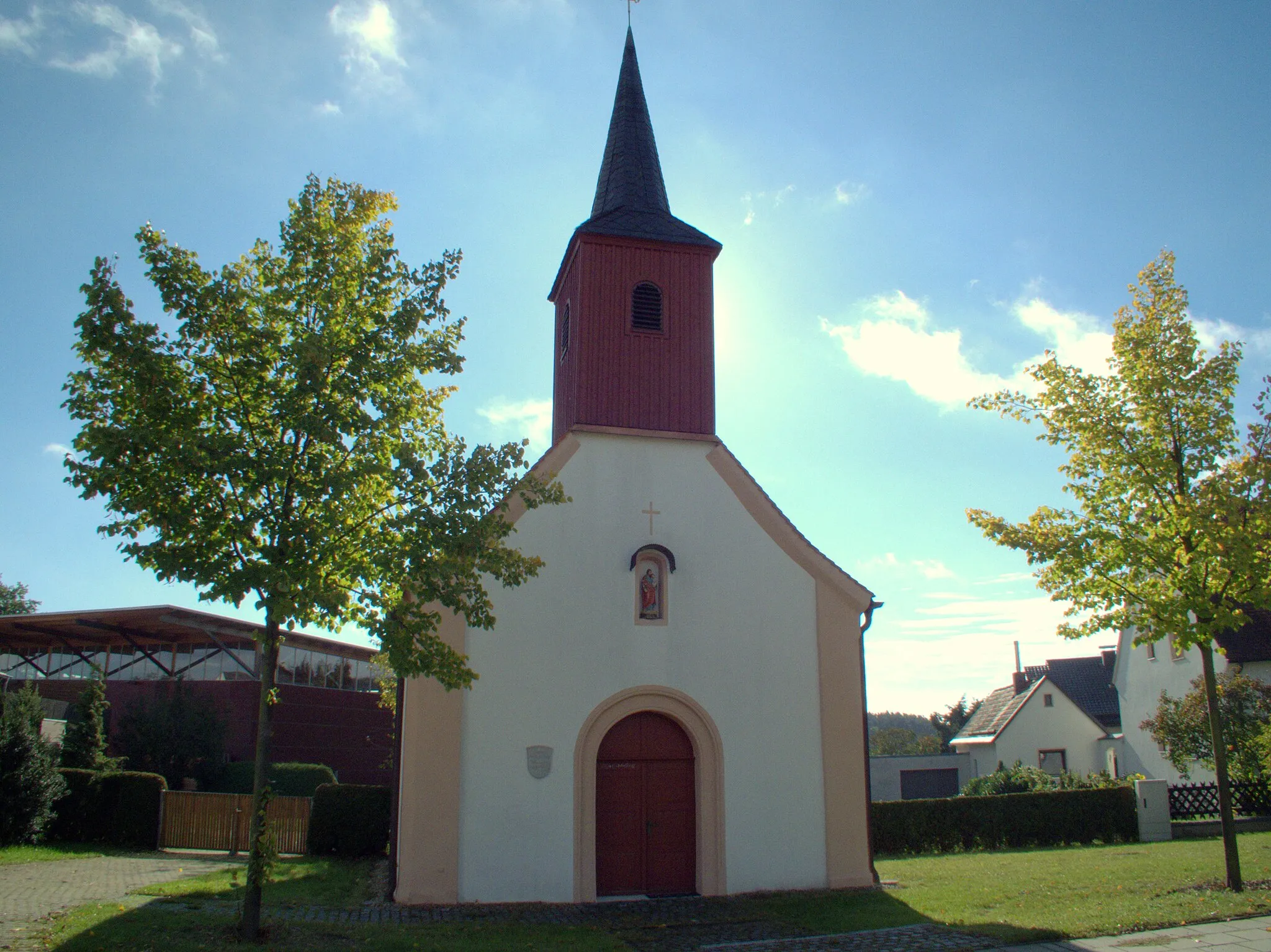 Photo showing: Die alte Dorfkapelle zur unbefleckten Empfängnis Mariä im Ortsteil Stauf in der Oberpfälzer Stadt Neumarkt: