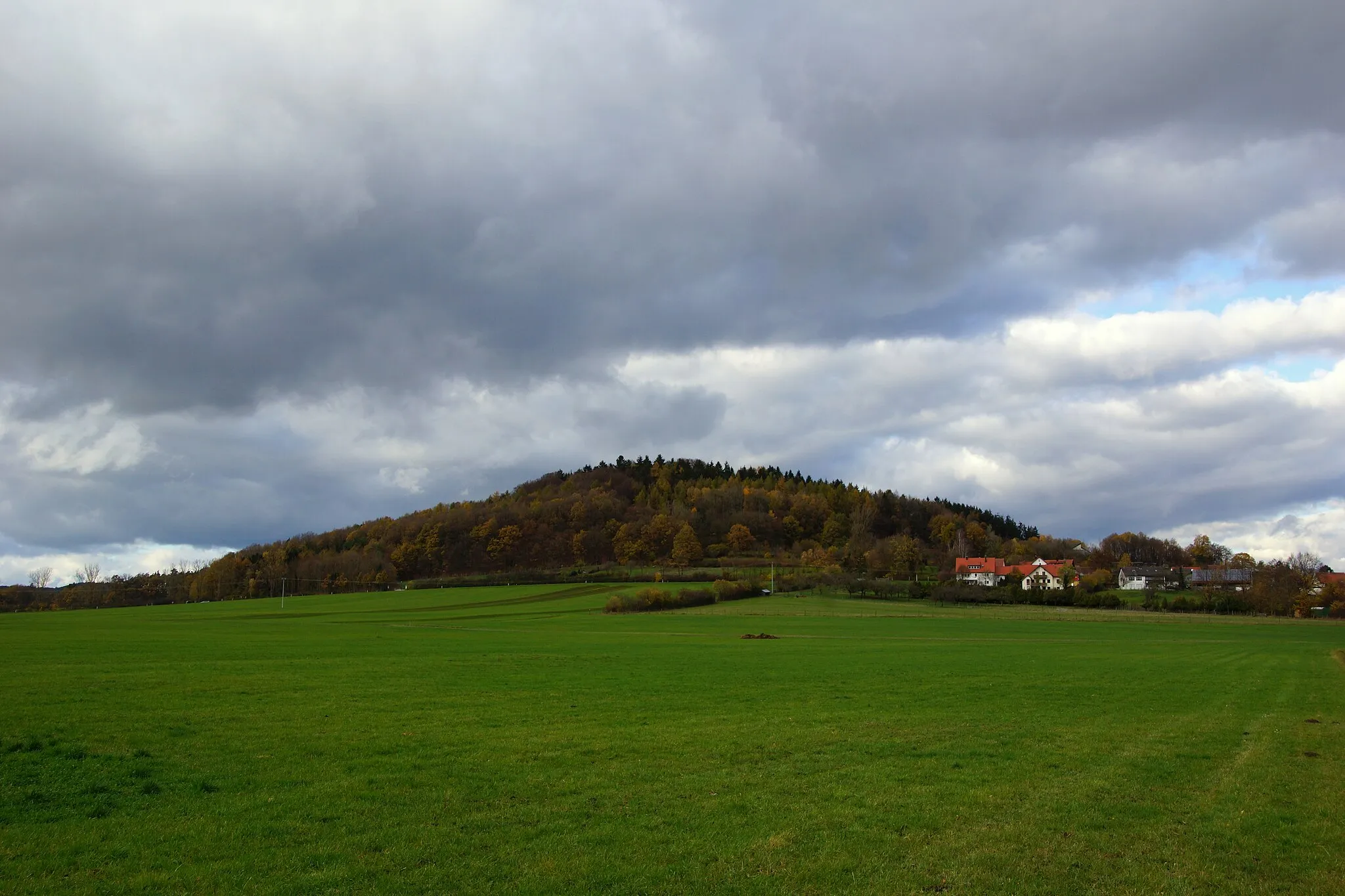 Photo showing: Der Staufer Berg bei Neumarkt in der Oberpfalz von Süden: