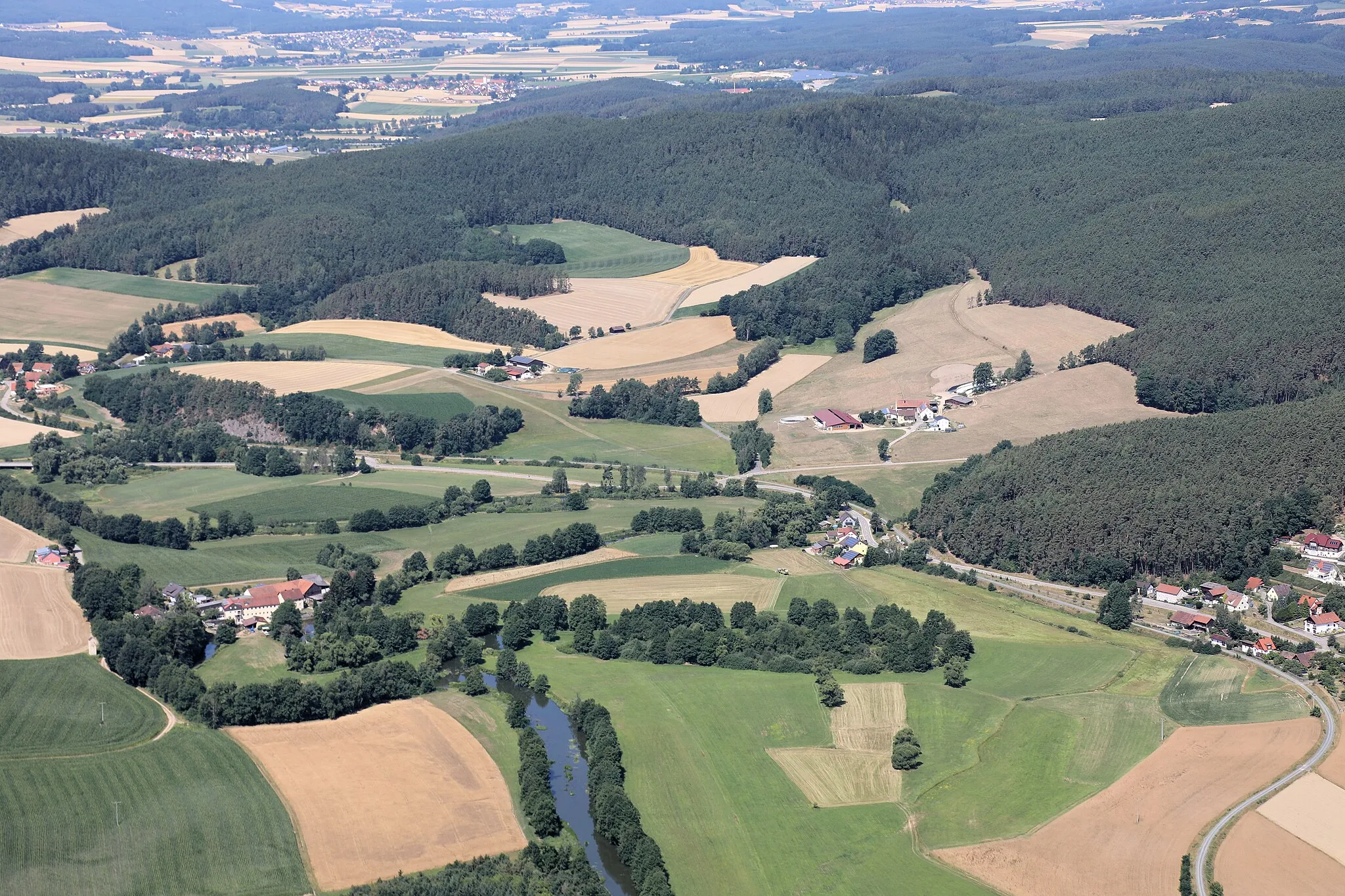 Photo showing: Furthmühle (links), Oberwarnbach (Bildmitte links): Schwarzach bei Nabburg, Landkreis Schwandorf, Oberpfalz, Bayern