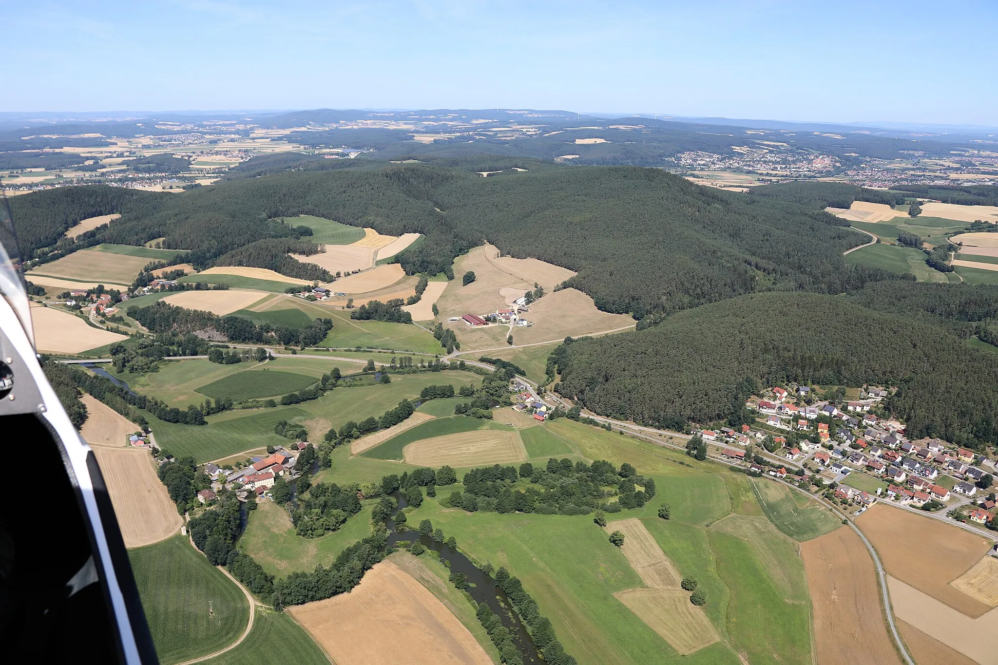 Photo showing: Schwarzach bei Nabburg (rechts), Oberwarnbach (Bildmitte links), Furthmühle mit Fluss Schwarzach (linker Bildrand): Schwarzach bei Nabburg, Landkreis Schwandorf, Oberpfalz, Bayern