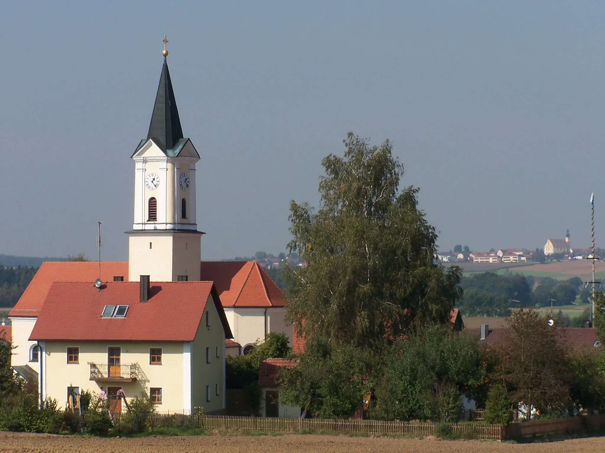 Photo showing: Wallkofen Filialkirche Mariae Himmelfahrt. Im Hintergrund ist die Kirche Maria Schnee in Aufhausen (Oberpfalz) zu sehen.