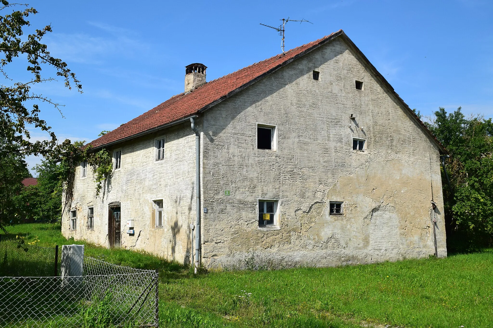 Photo showing: zweigeschossiger Satteldachbau, verputztes Bruchsteinmauerwerk