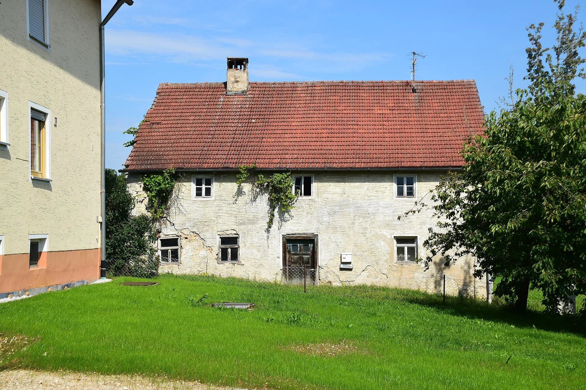 Photo showing: zweigeschossiger Satteldachbau, verputztes Bruchsteinmauerwerk