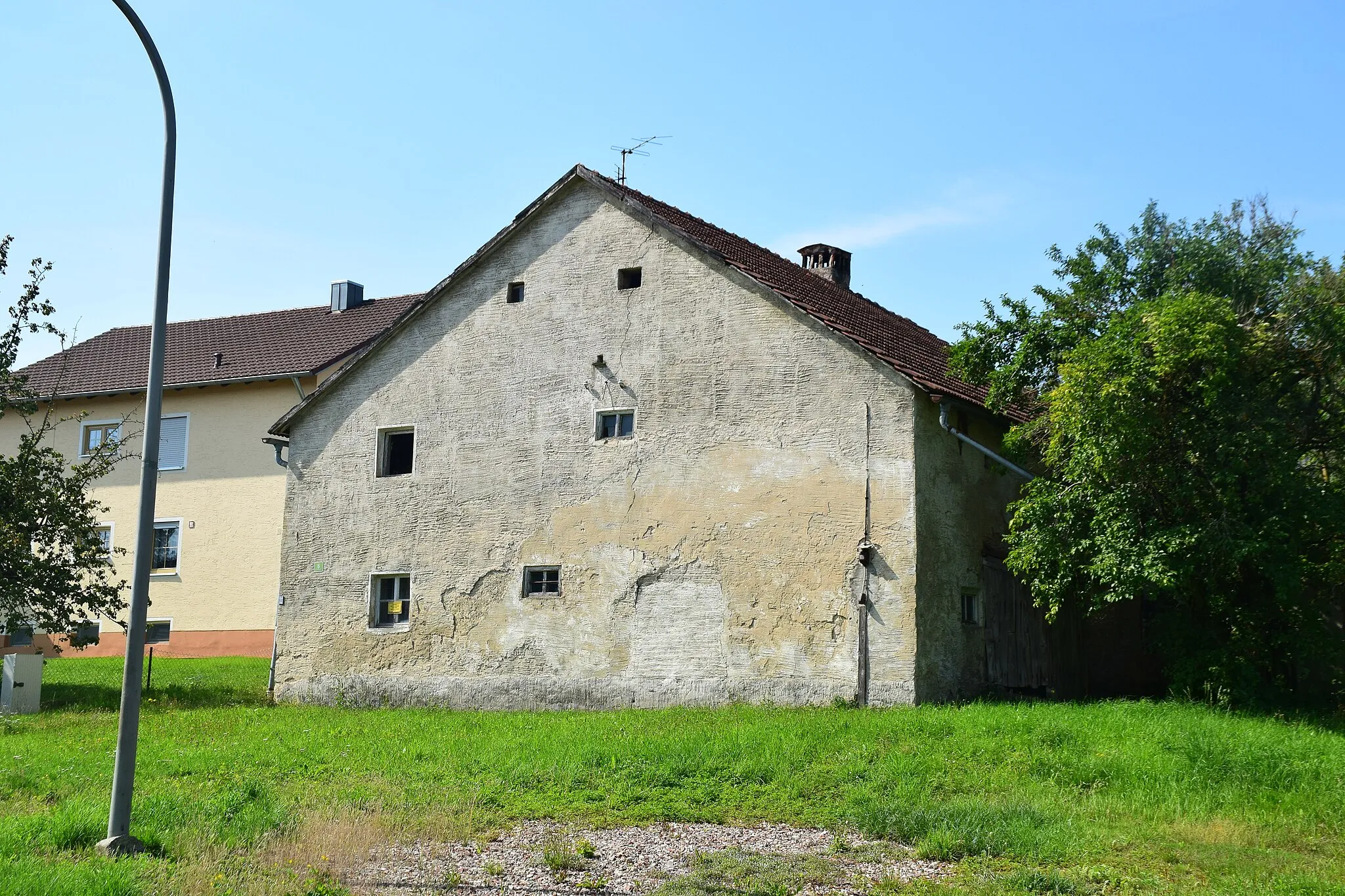 Photo showing: zweigeschossiger Satteldachbau, verputztes Bruchsteinmauerwerk