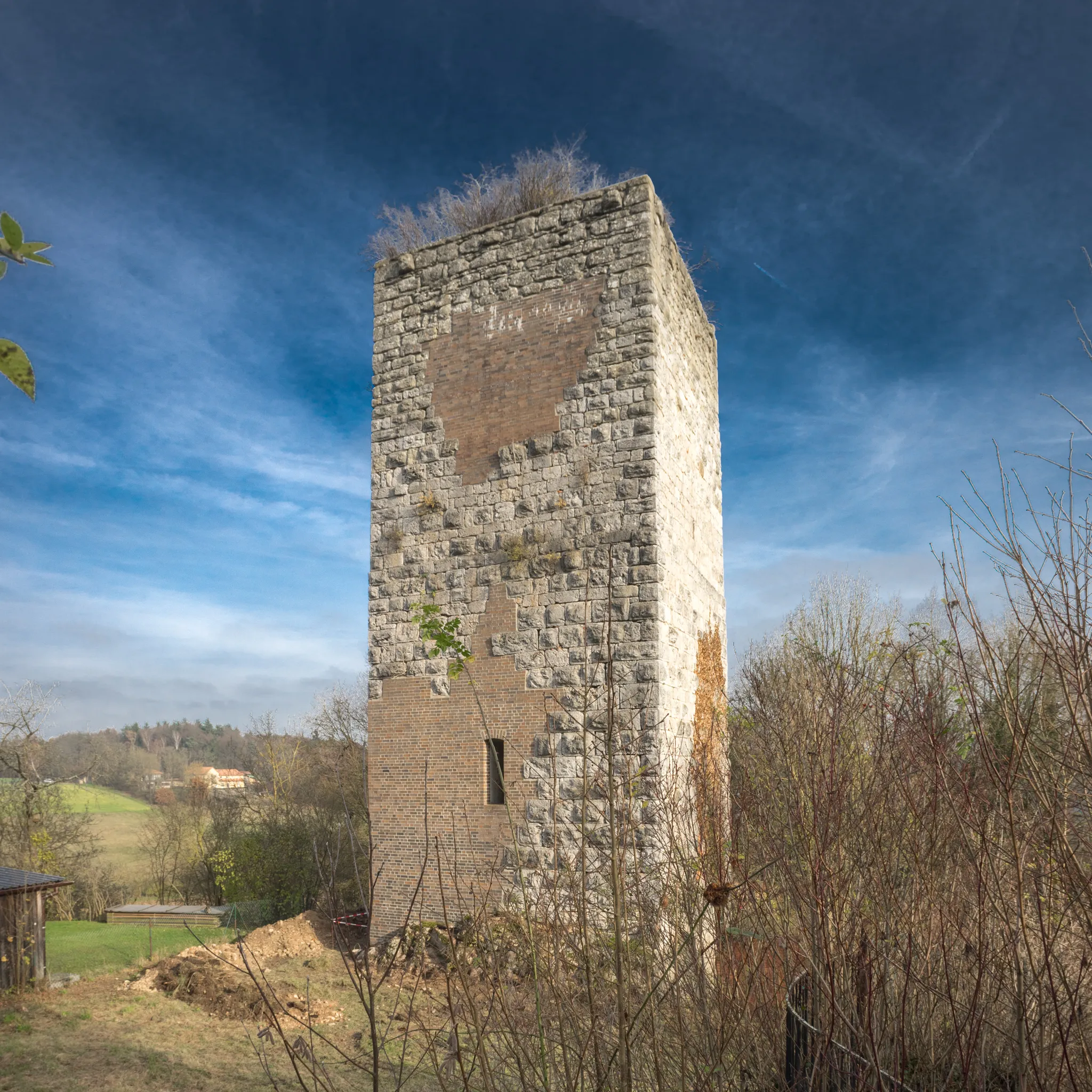 Photo showing: Bergfried der Burgruine Niederviehhausen