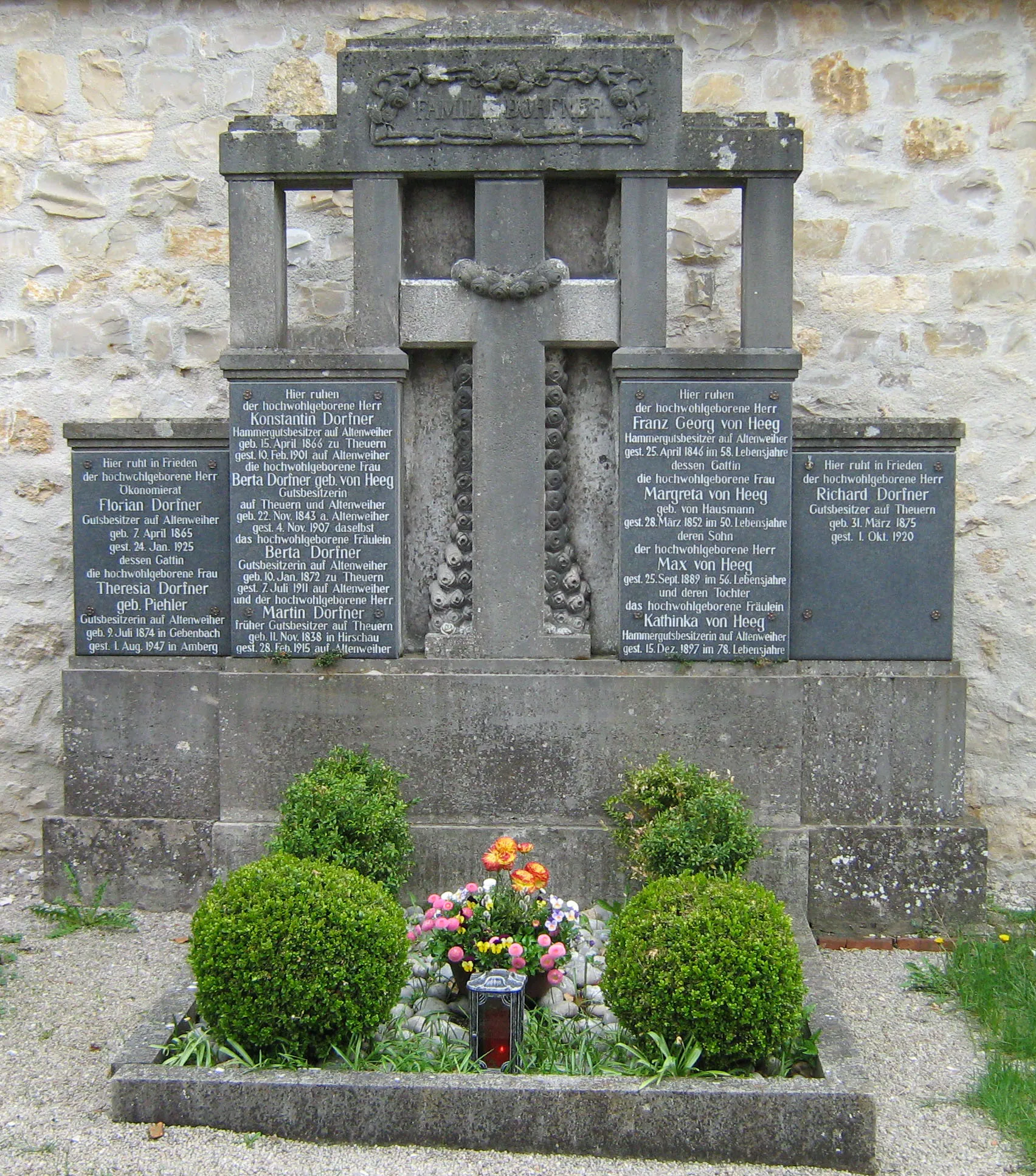 Photo showing: Grabstein am Friedhof von Vilseck. Begraben sind in erster Linie die letzten Besitzer des Hammerguts von Altenweiher, also die Familien von Heeg und Dorfner.