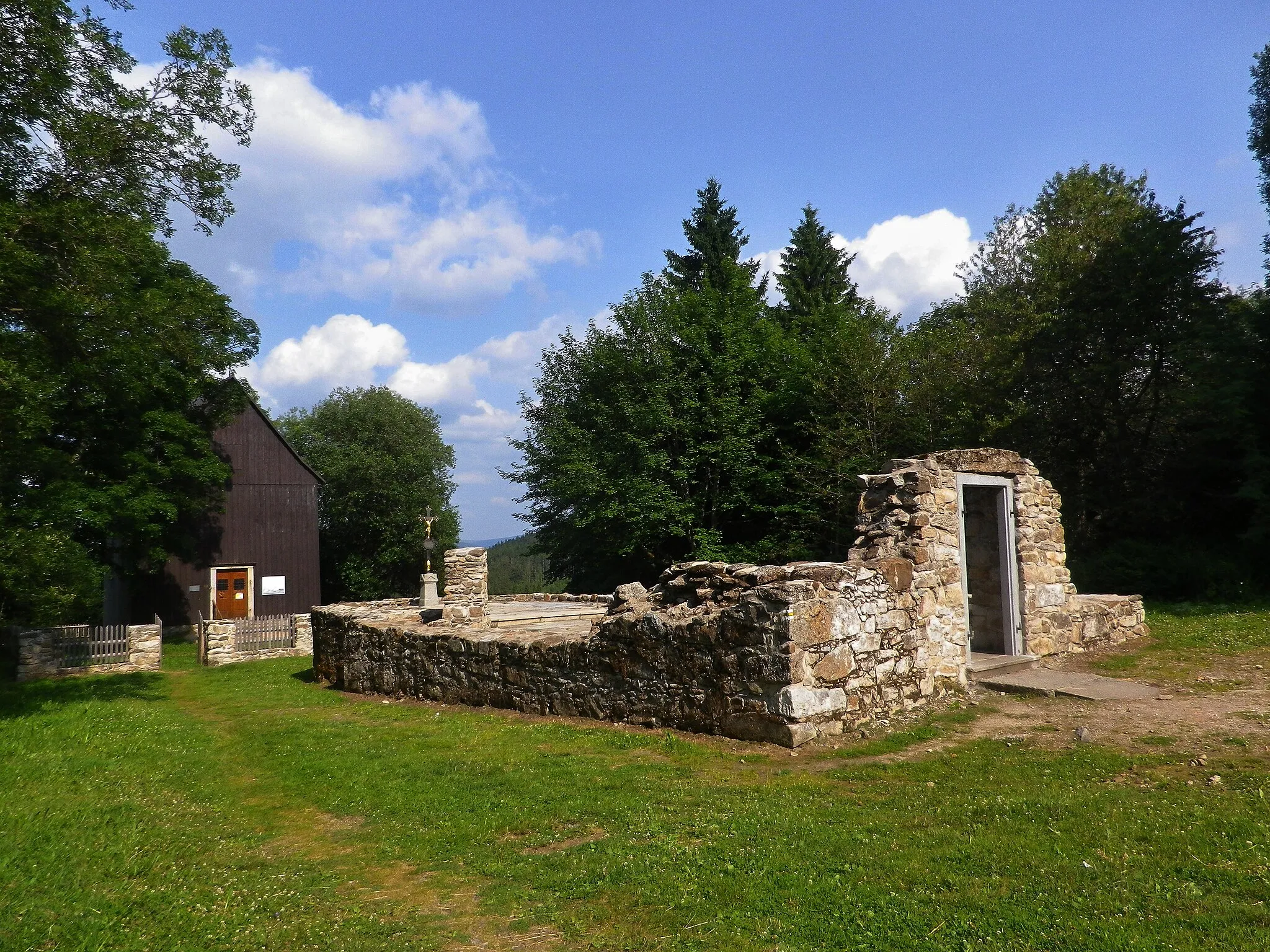 Photo showing: Zbytky kostela svatého Vincence Ferrerského, v pozadí hřbitovní kaple svatého Kříže