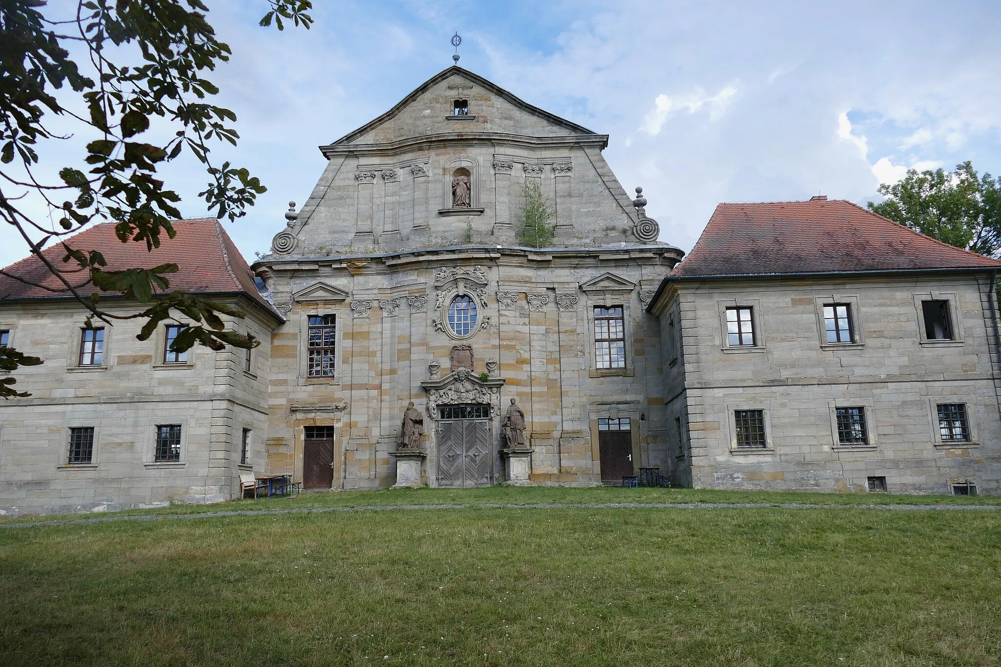 Photo showing: Schaufassade der ehemaligen Wallfahrtskirche St. Barbara , die schon von einem Bäumchen bewachsen ist