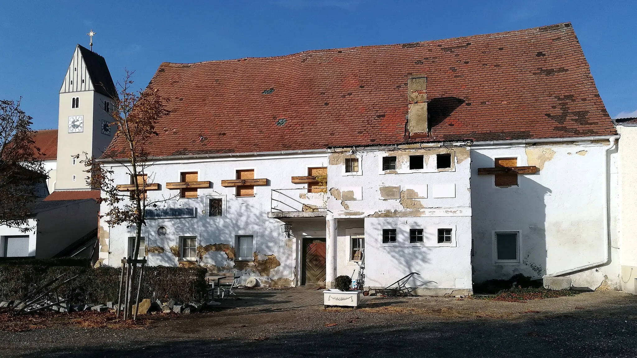 Photo showing: Gasthausː Zweigeschossiger und traufständiger Satteldachbau mit Putzgliederungen, wohl 16. Jahrhundert, Außengestaltung barock, auf der Südseite Relief mit Anbetung der Könige, spätgotisch, um 1500.