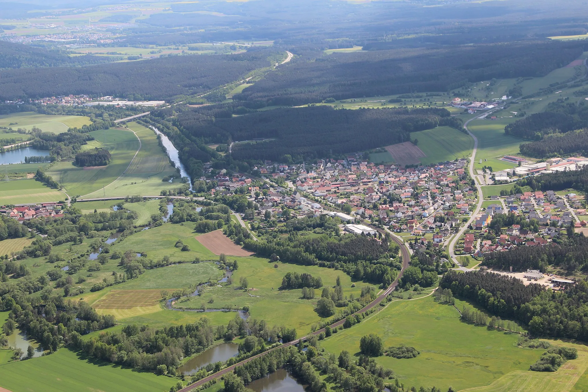 Photo showing: Oberwildenau (Landkreis Neustadt an der Waldnaab, Oberpfalz) am rechten Bildrand, am linken Bildrand Teile von Unterwildenau: Bei Unterwildenau fließt die Haidenaab mit der Waldnaab (linker Bildrand) zusammen und bildet ab hier den Fluss Naab.