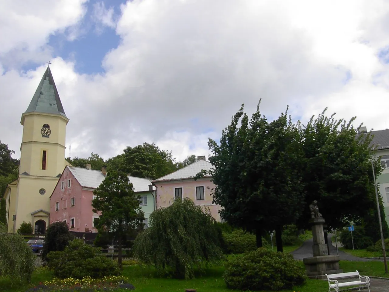 Photo showing: Church of Saint Margaret near town square of Lázně Kynžvart, Cheb District, Czech Republic.