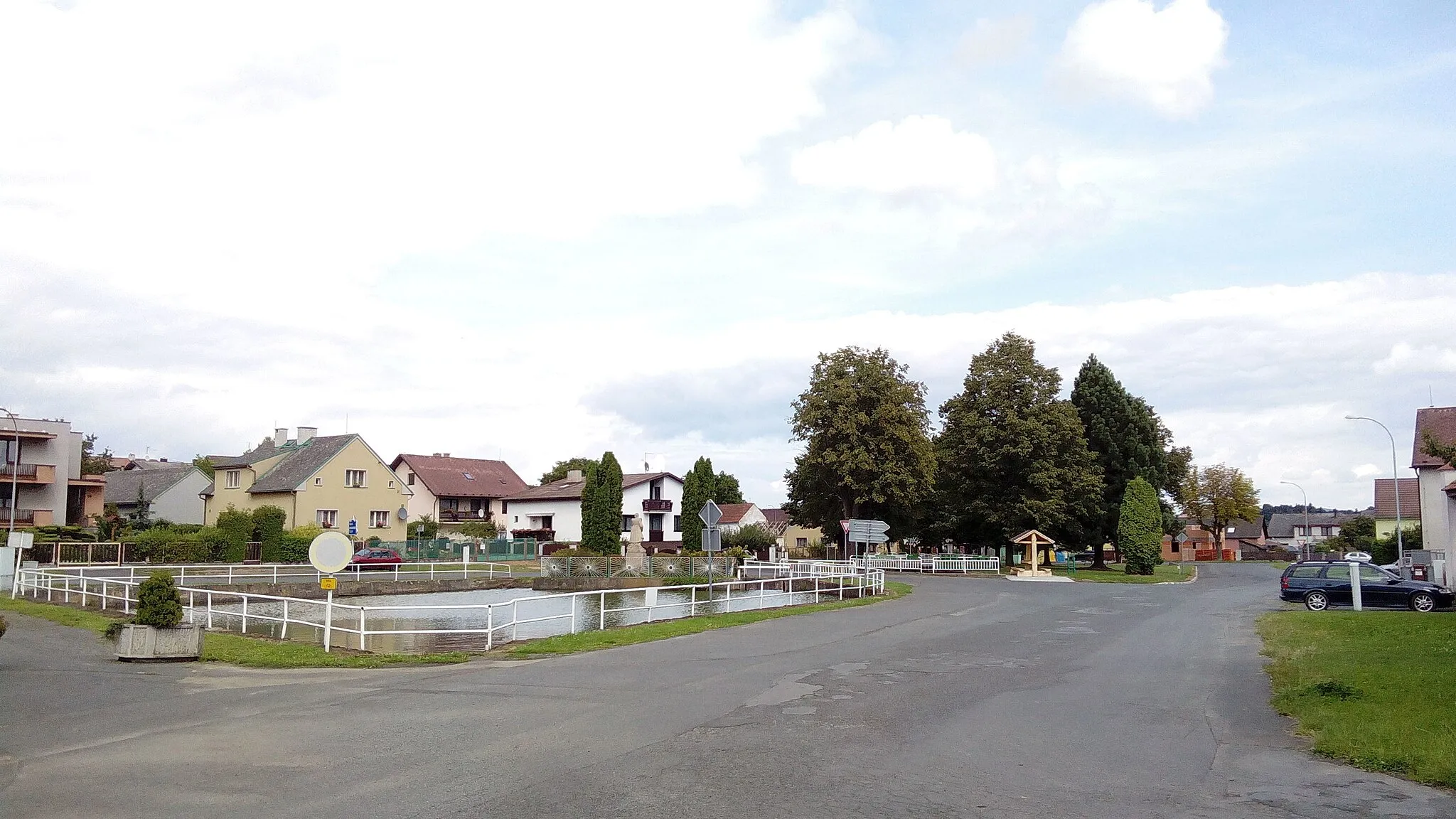 Photo showing: Village green in Tlumačov, Plzeň Region, Czech Republic.