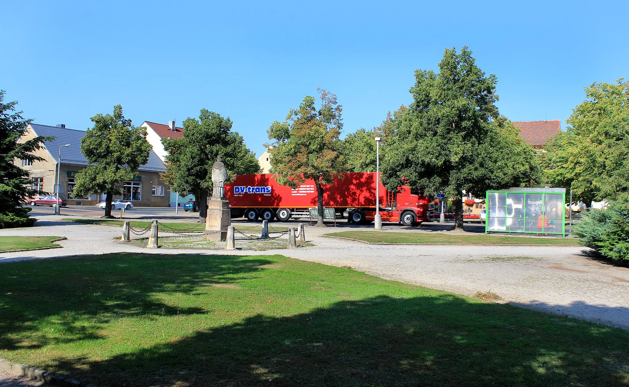 Photo showing: Heavy traffic at T. G. Masaryk square in Staňkov, Czech Republic.