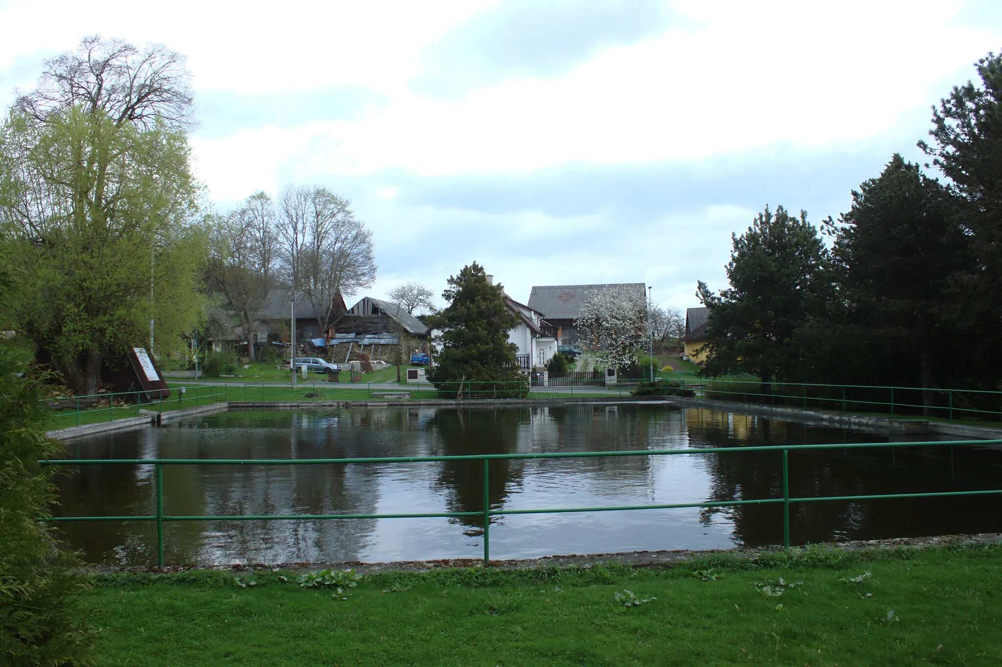 Photo showing: A pond at the main common in the village of Libkov, Plzeň Region, CZ